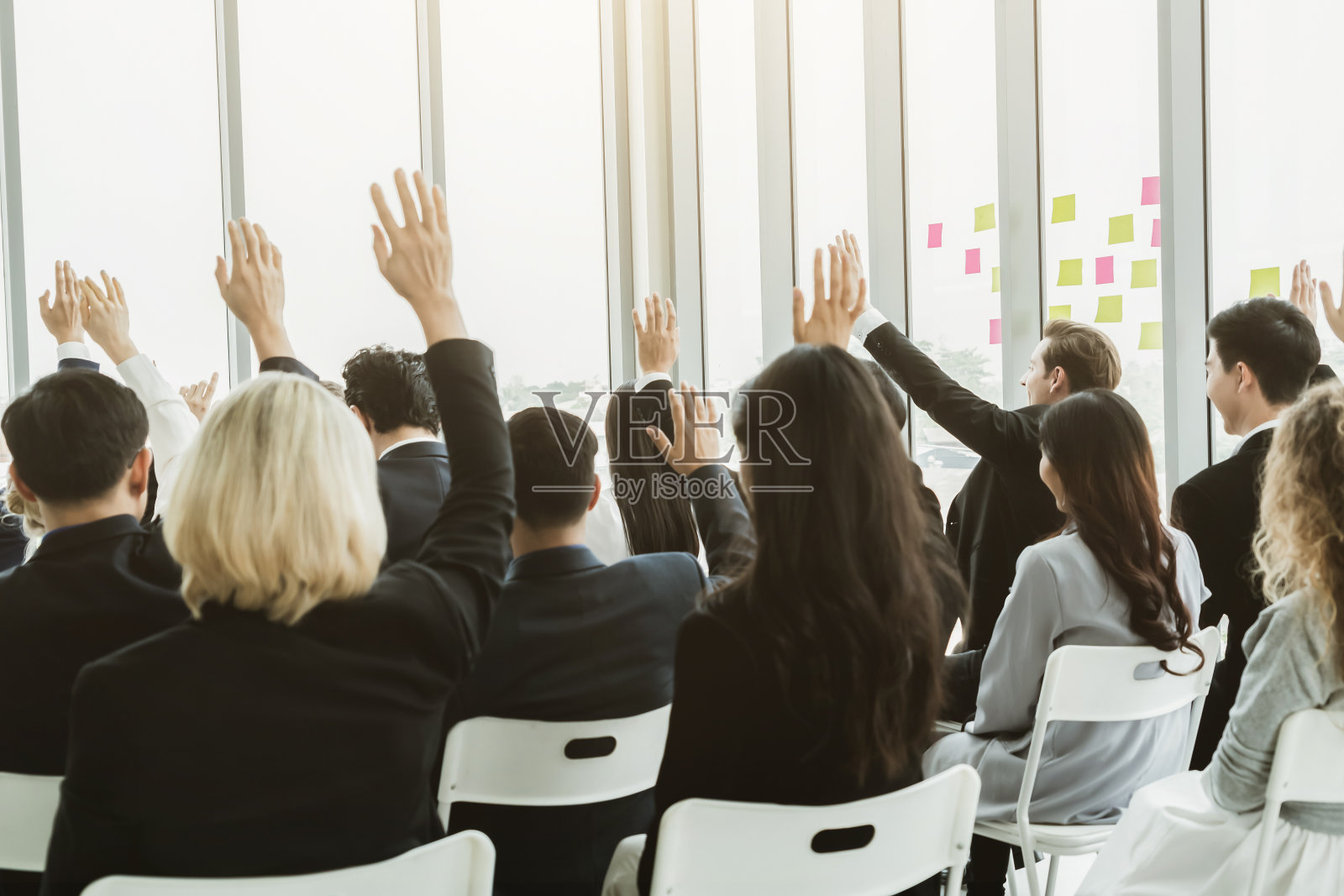 在研讨会上开会的一群商务人士照片摄影图片