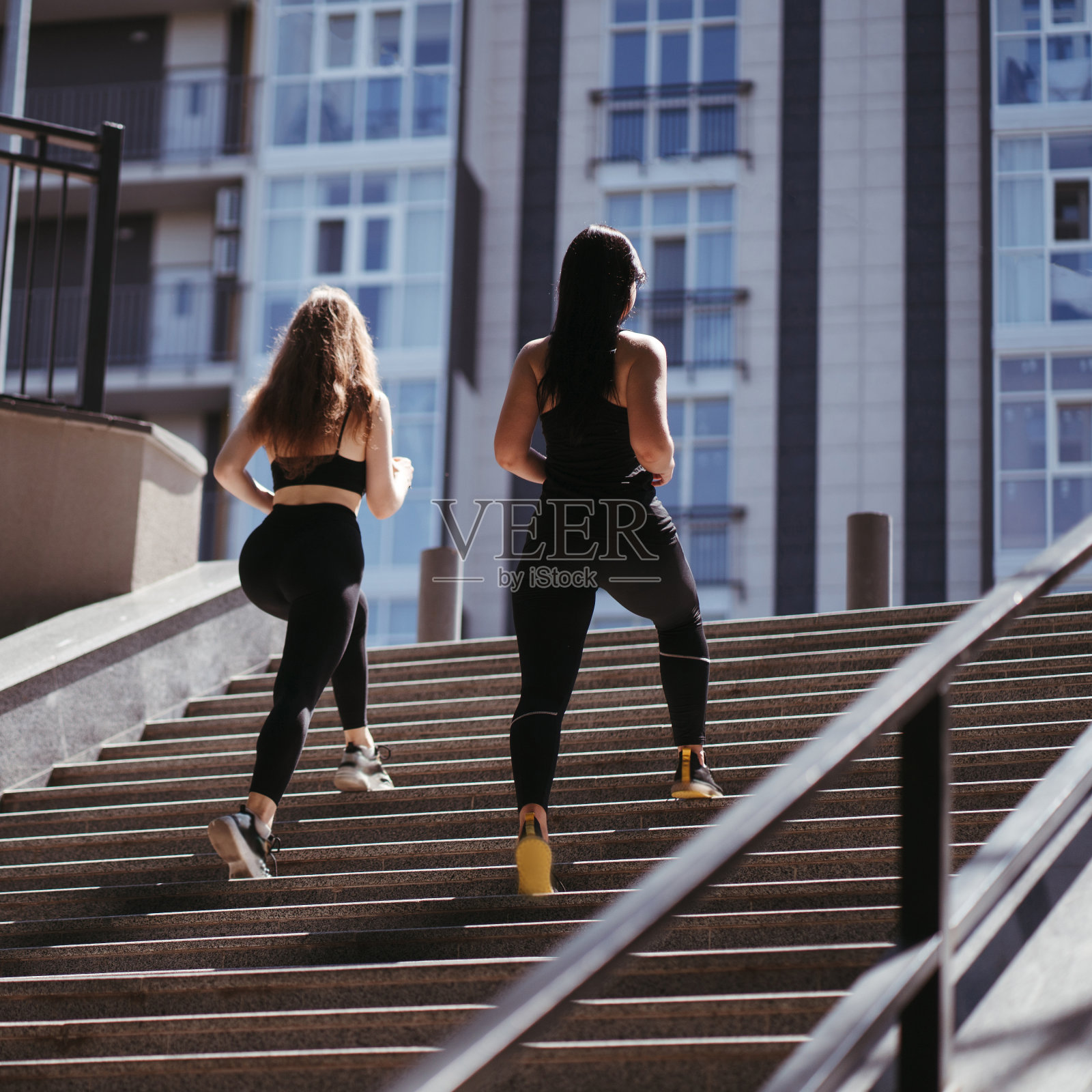 运动女性一起在户外锻炼跑步照片摄影图片