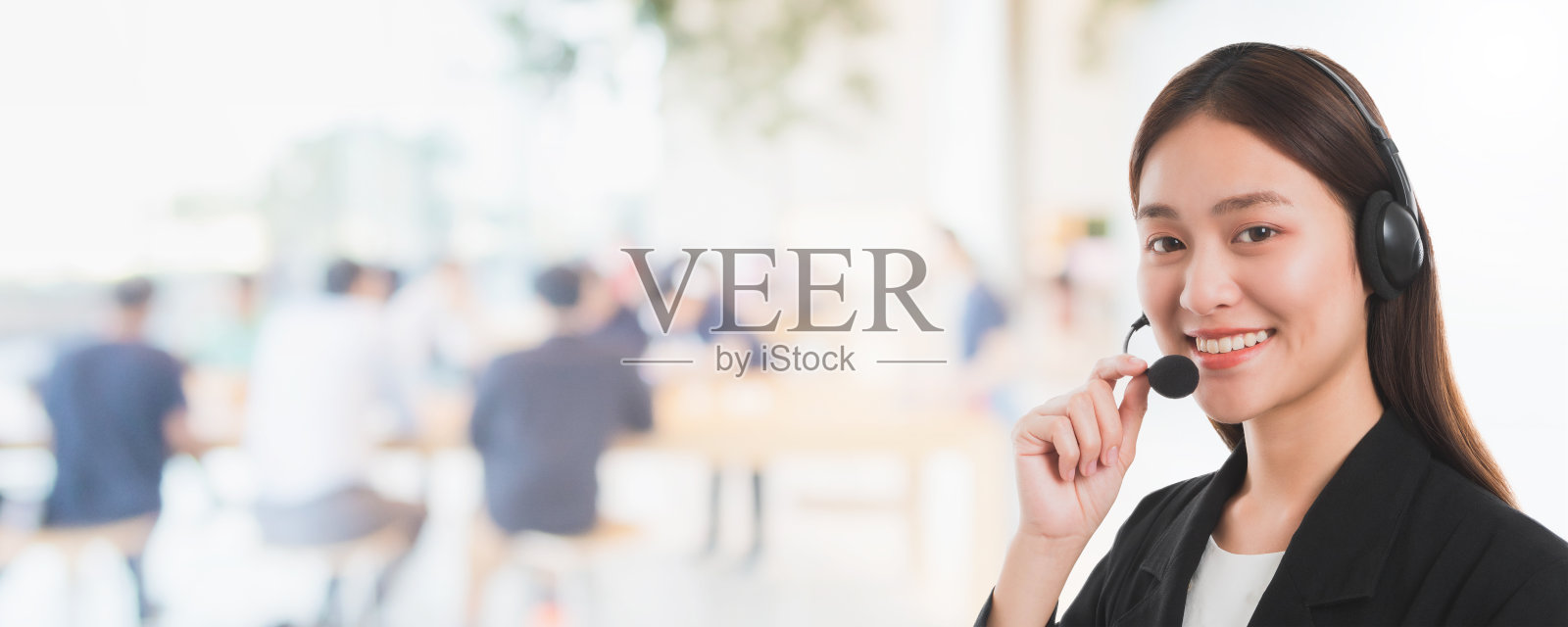 亚洲客户服务接线员女性与麦克风耳机工作在呼叫中心联系办公室空间横幅背景。美丽的笑脸。电话销售代理的工作概念。照片摄影图片