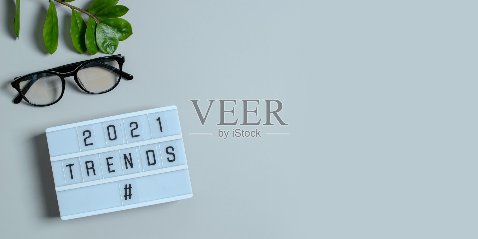 轻拳与碑文趋势2021年。未来趋势的概念,。照片摄影图片