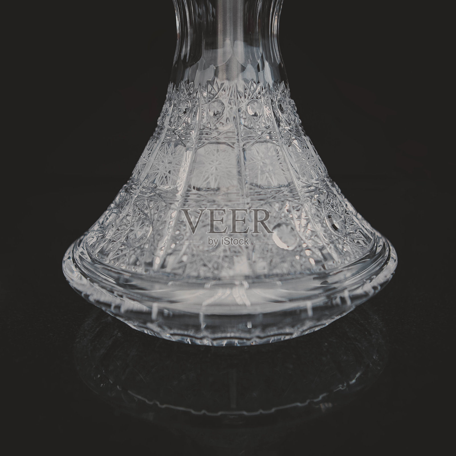 部分水烟，现代设计，在一个黑色的背景。照片摄影图片