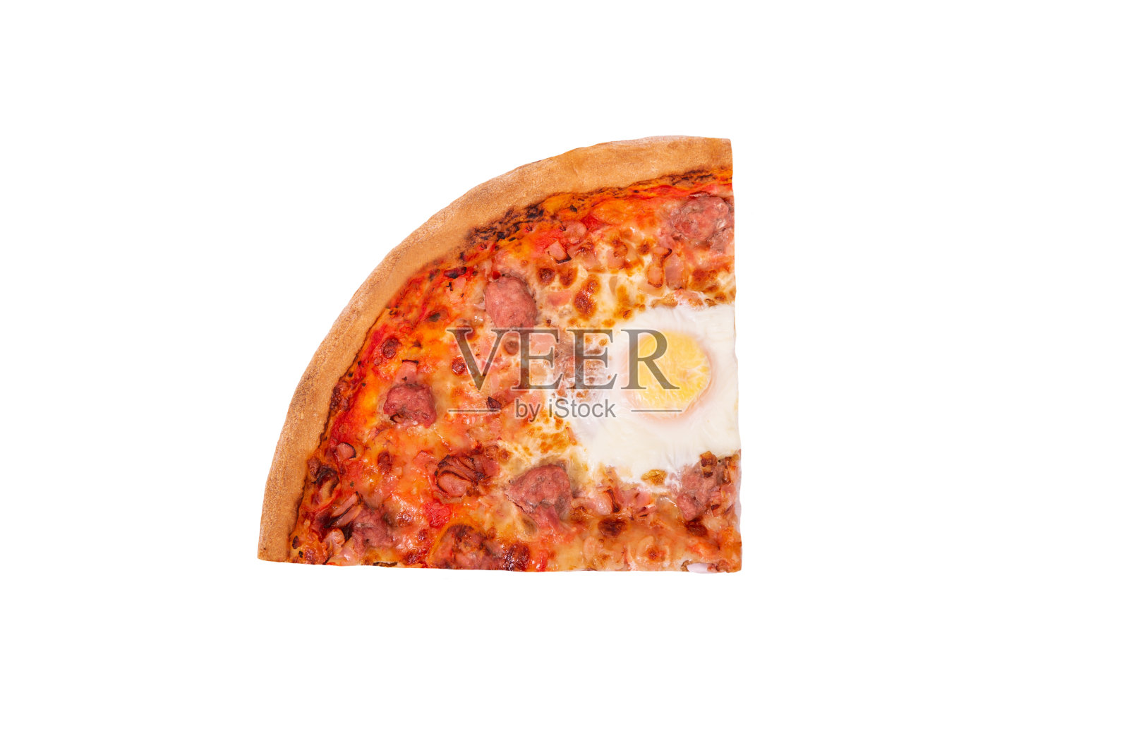 四分之一的披萨孤立在白色背景上，俯视图。意大利披萨配牛肉香肠，鸡蛋和培根或早午餐披萨照片摄影图片