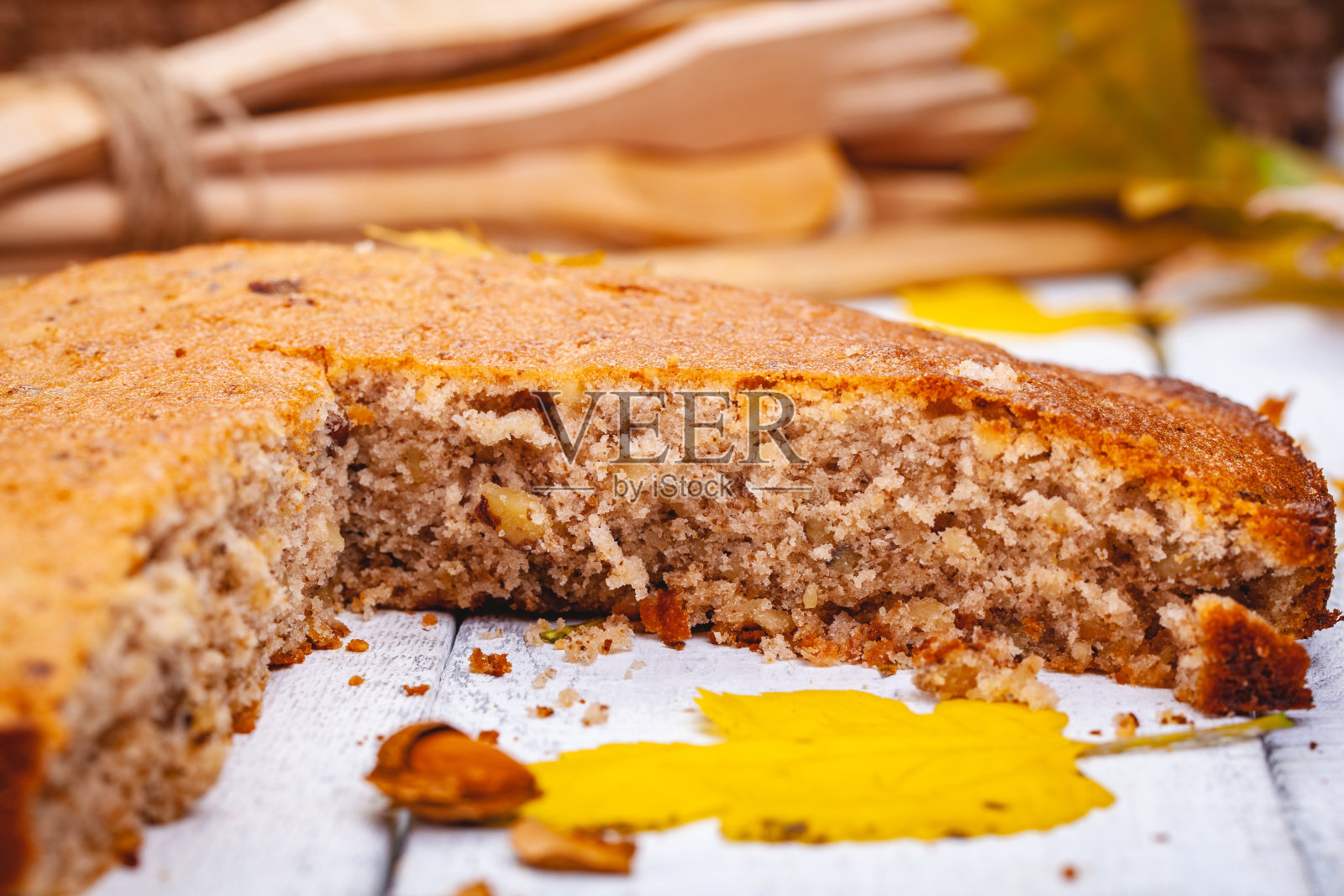 粗面粉蛋糕或甘露饼，核桃和葡萄干放在木桌上。近距离照片摄影图片