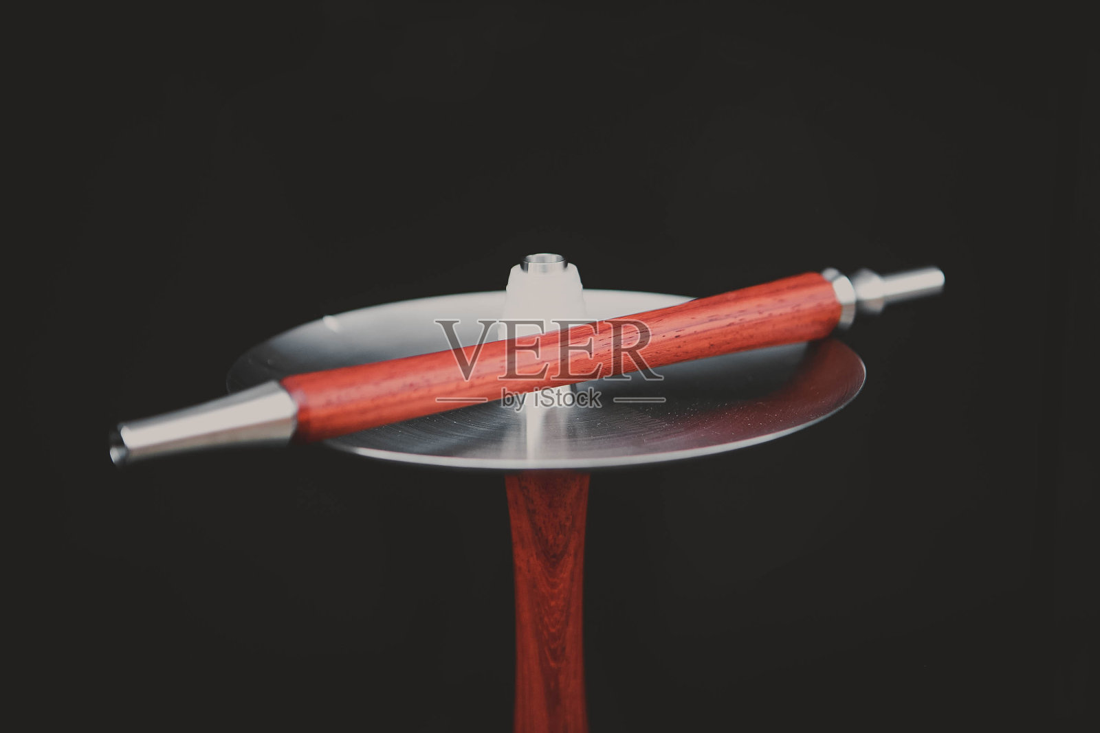 部分水烟，现代设计，在一个黑色的背景。照片摄影图片