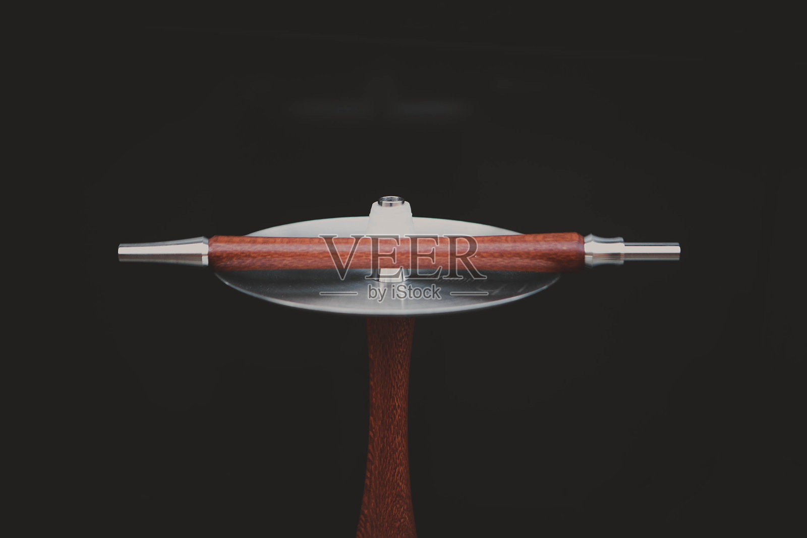 部分水烟，现代设计，在一个黑色的背景。照片摄影图片