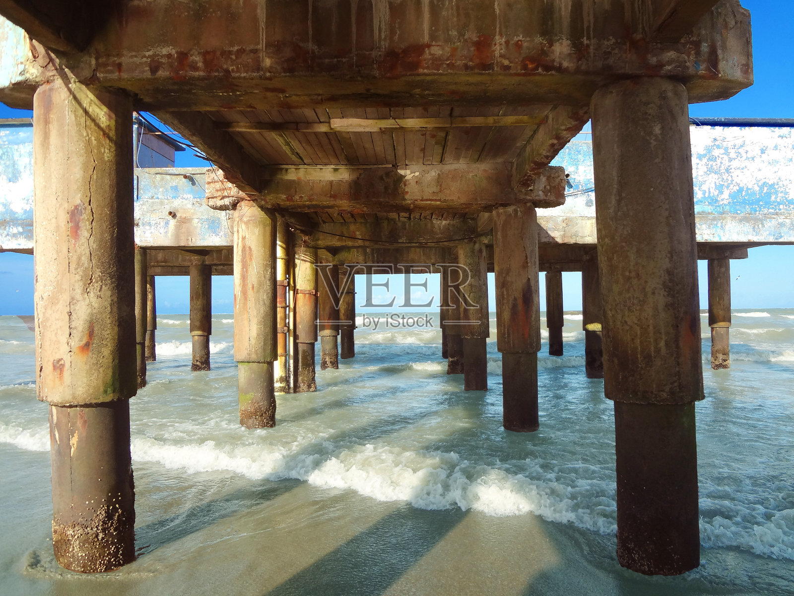 下面是海边的渔码头照片摄影图片