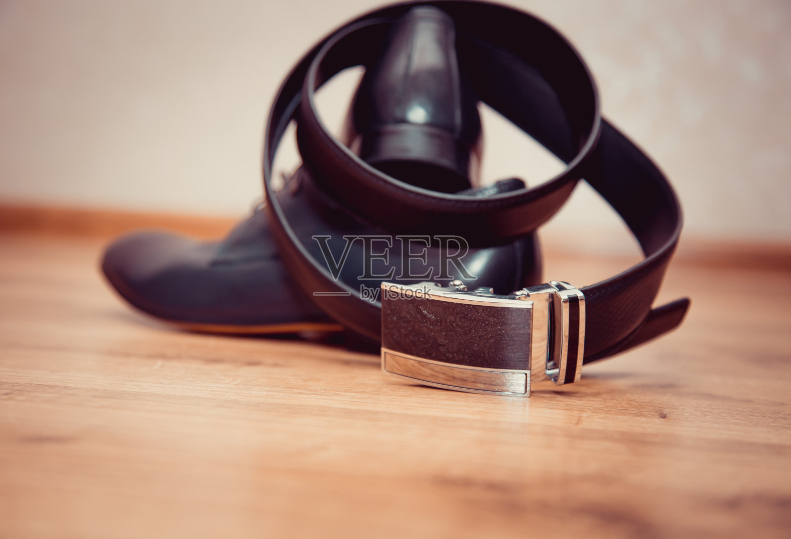 婚礼配件。新郎的鞋子和皮带。照片摄影图片