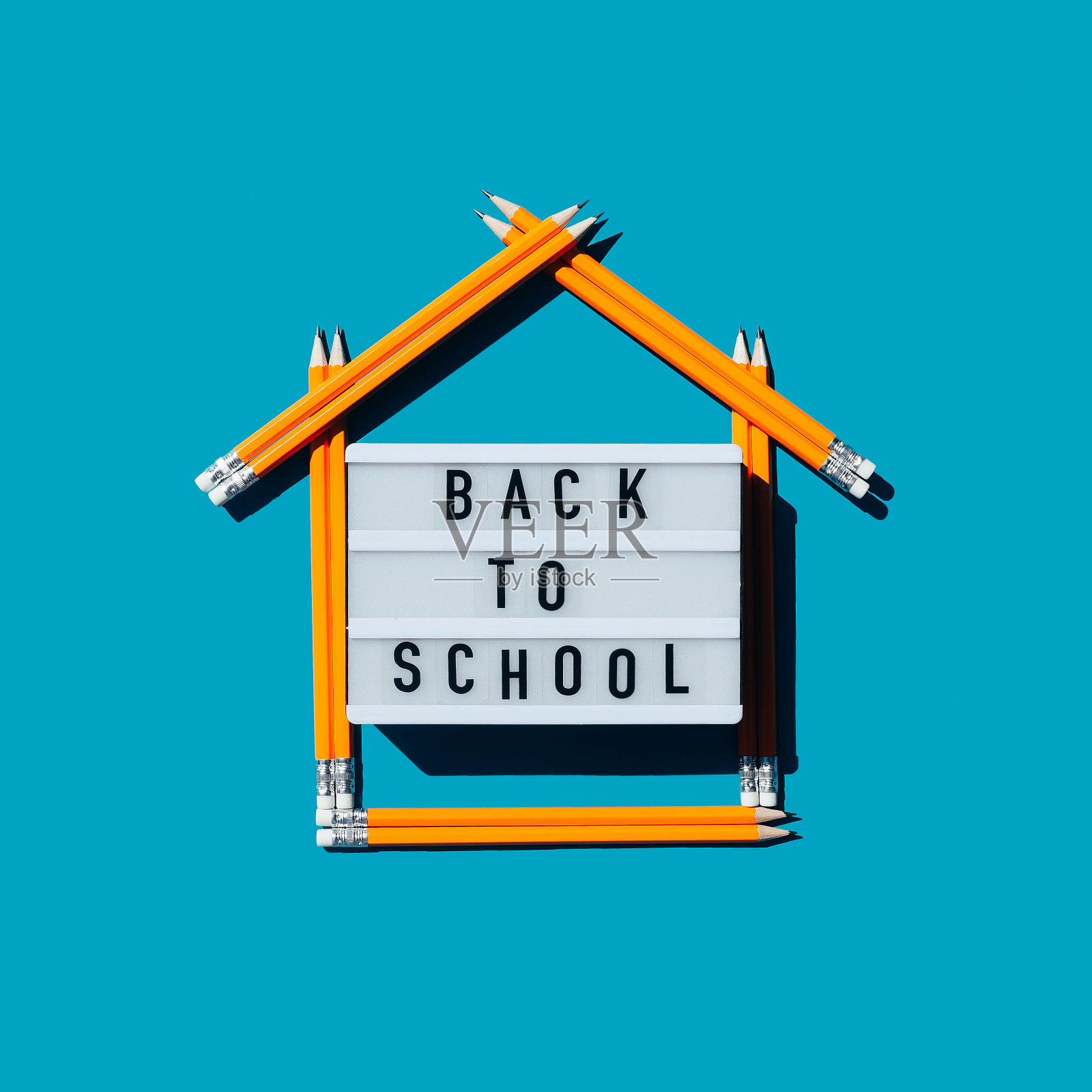 带题字的灯箱回到学校，还有用铅笔做成的房子。照片摄影图片