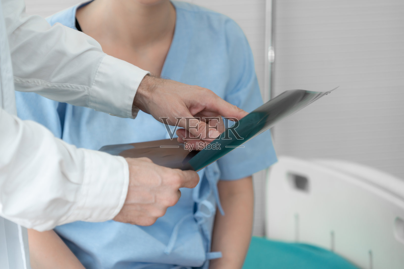 身穿专业制服的医生在医院为病人检查照片摄影图片