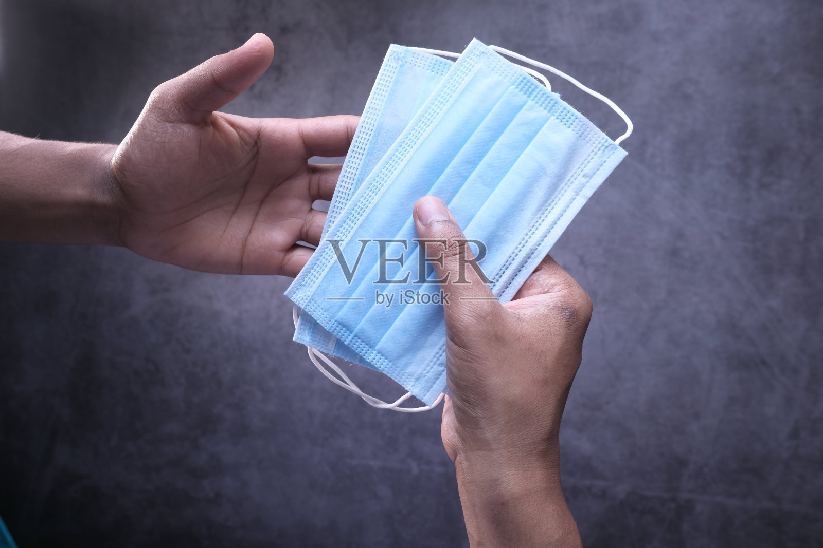 男子的手拿着防护口罩照片摄影图片