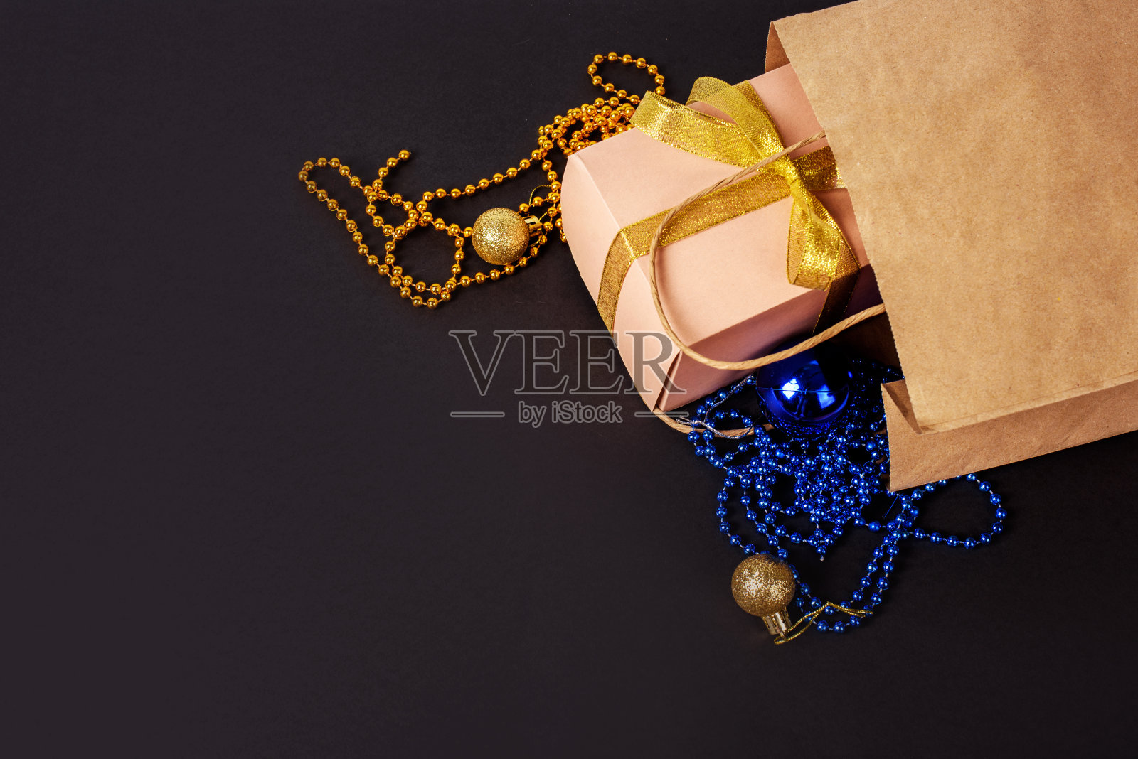 工艺品包装的礼物，节日花环，玩具为圣诞树。节日内容。照片摄影图片