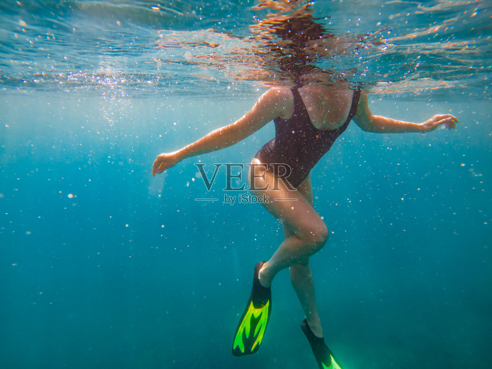 女子在鳍状肢视图水下海滩度假照片摄影图片