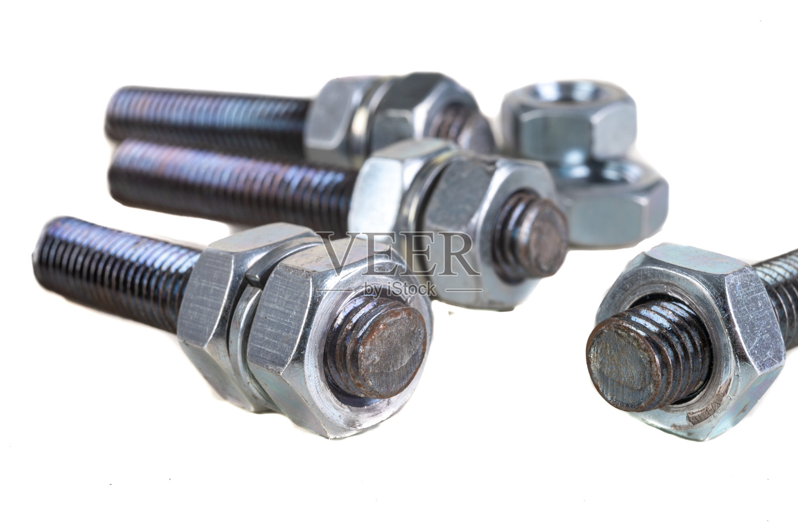 米制螺纹的金属螺栓、垫圈和螺母。安装金属元件的附件。光背景。照片摄影图片