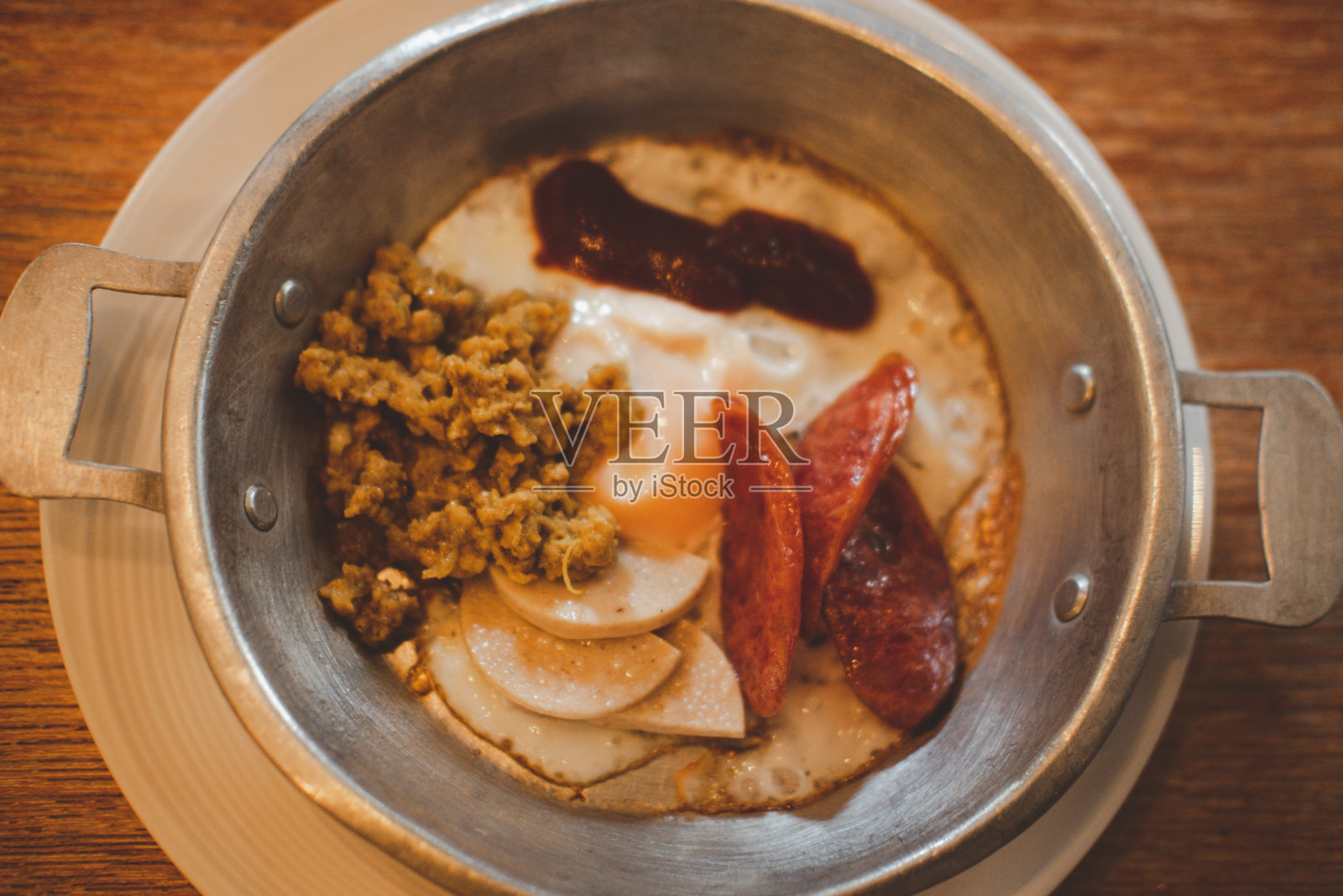 泰国早餐-关闭煎蛋在平底锅照片摄影图片