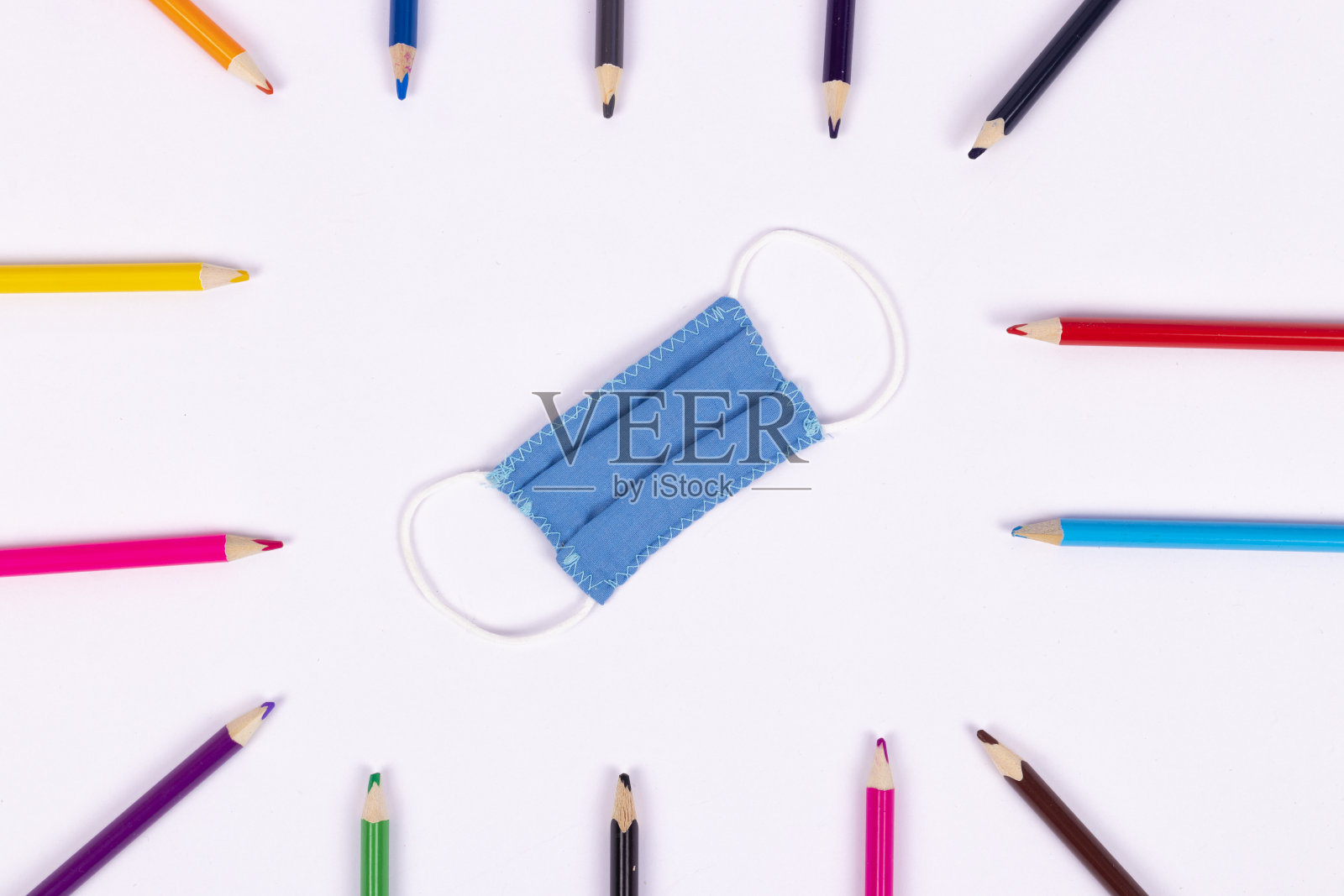 带着用品和面罩回到学校，复印空间。照片摄影图片