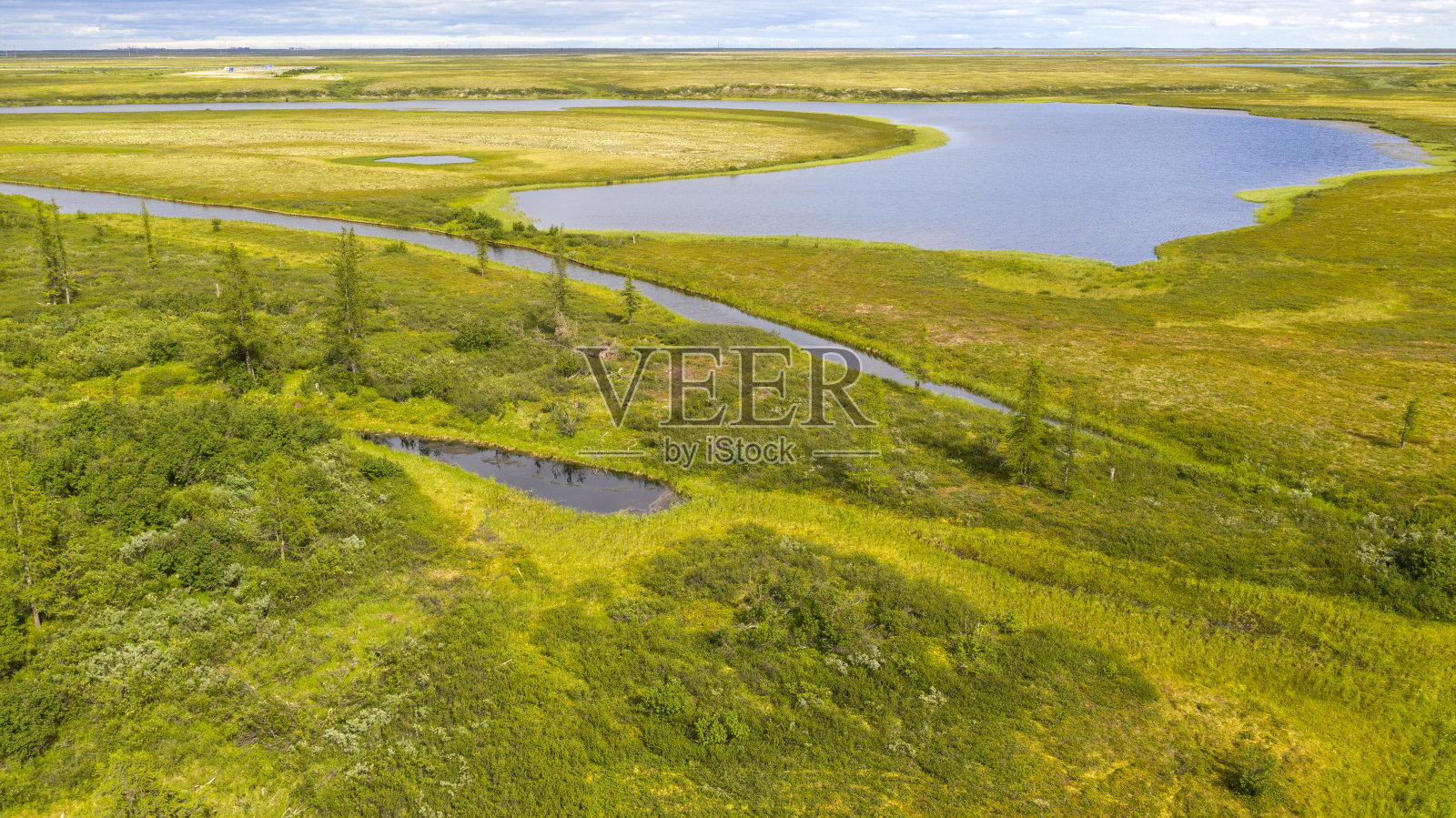 森林苔原景观和沙质河岸，鸟瞰。北极圈,tunda。从直升机上俯瞰苔原的美丽风景。照片摄影图片