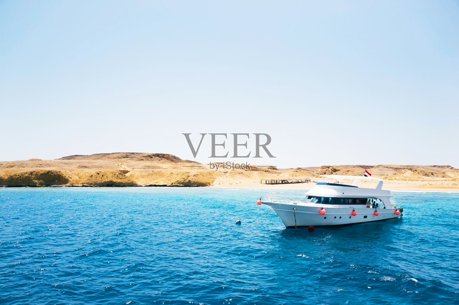 红海蓝色海水中航行的白色船只壁纸照片摄影图片