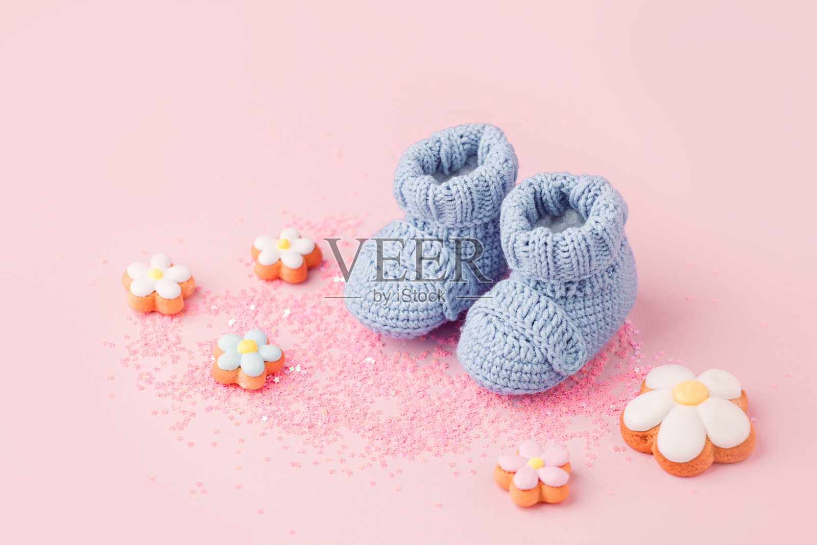 婴儿鞋，粉红背景上的靴子，第一个新生儿派对背景，生日，新生儿的期望，母亲，孕妇，父母，最小的单色卡片，横幅，拷贝空间照片摄影图片