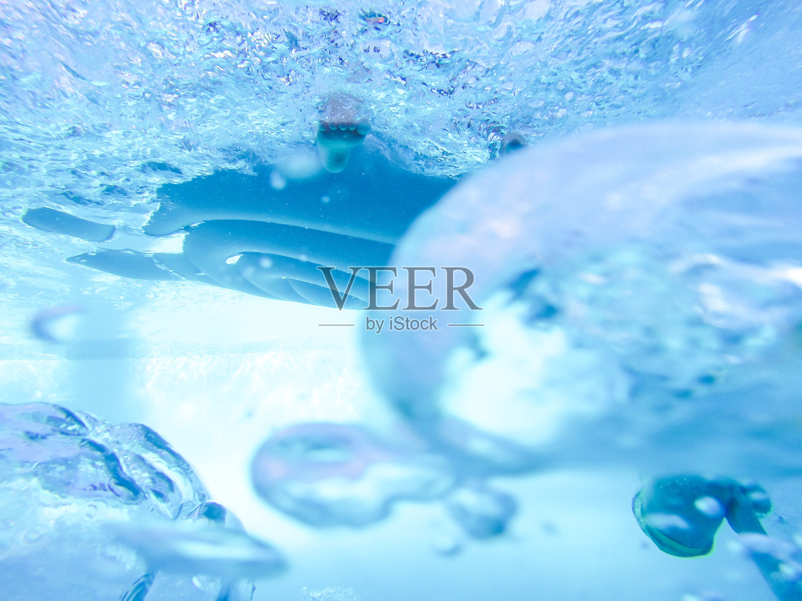 水下吃水浅的照片摄影图片