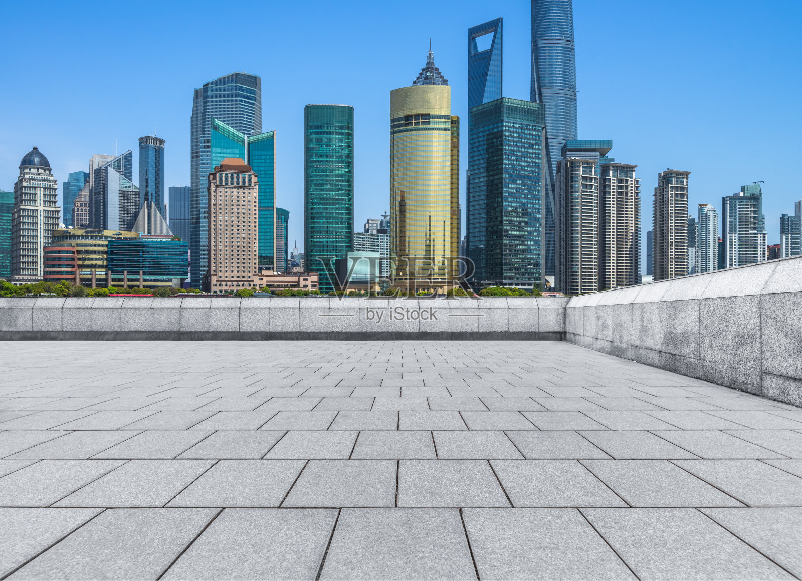 全景上海的天际线和空的广场楼层的建筑照片摄影图片
