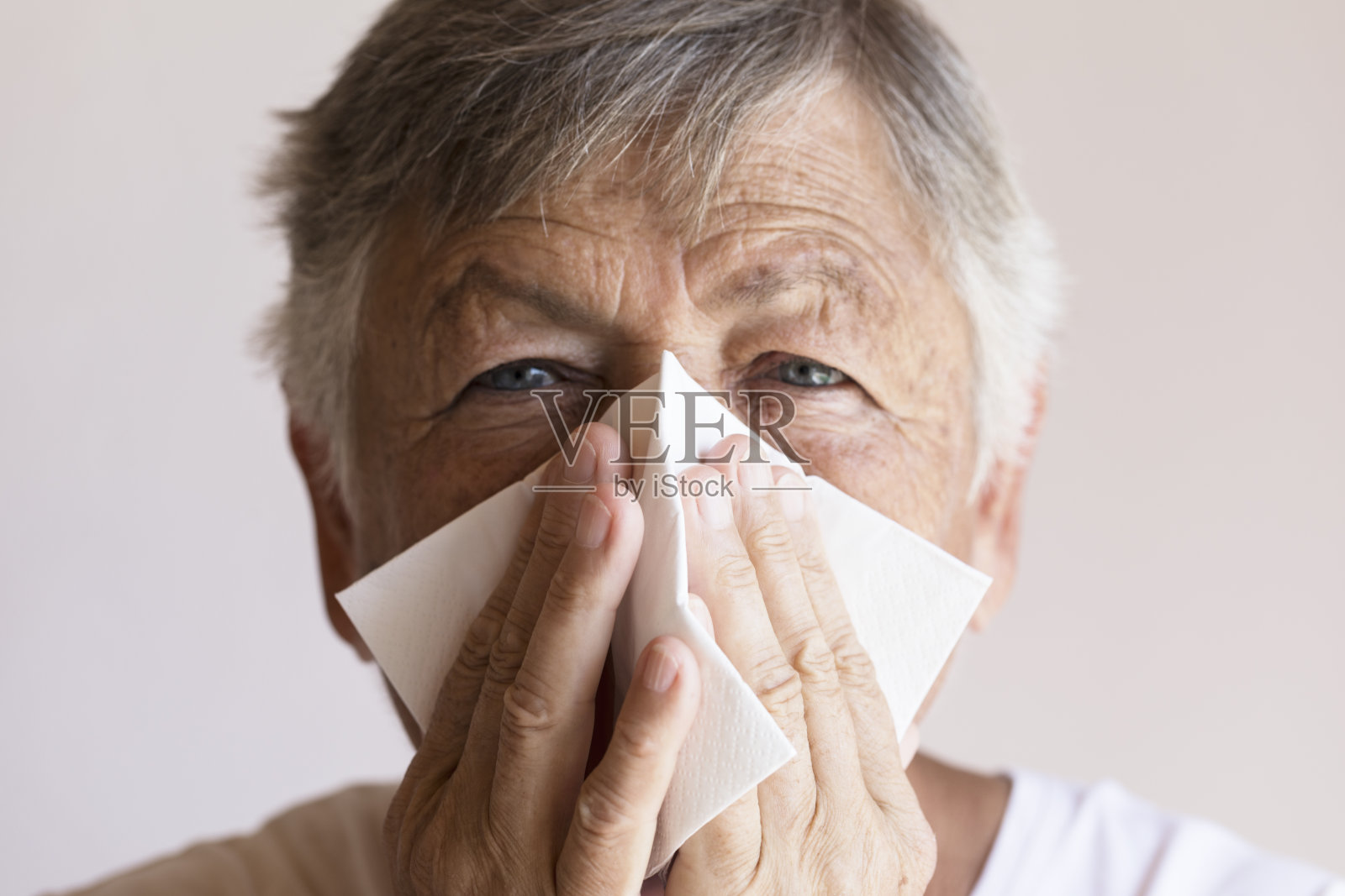 妇女在清洗她的鼻子照片摄影图片