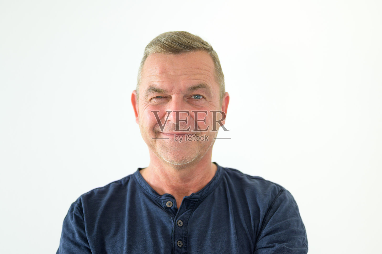 快乐微笑友好的中年男子照片摄影图片