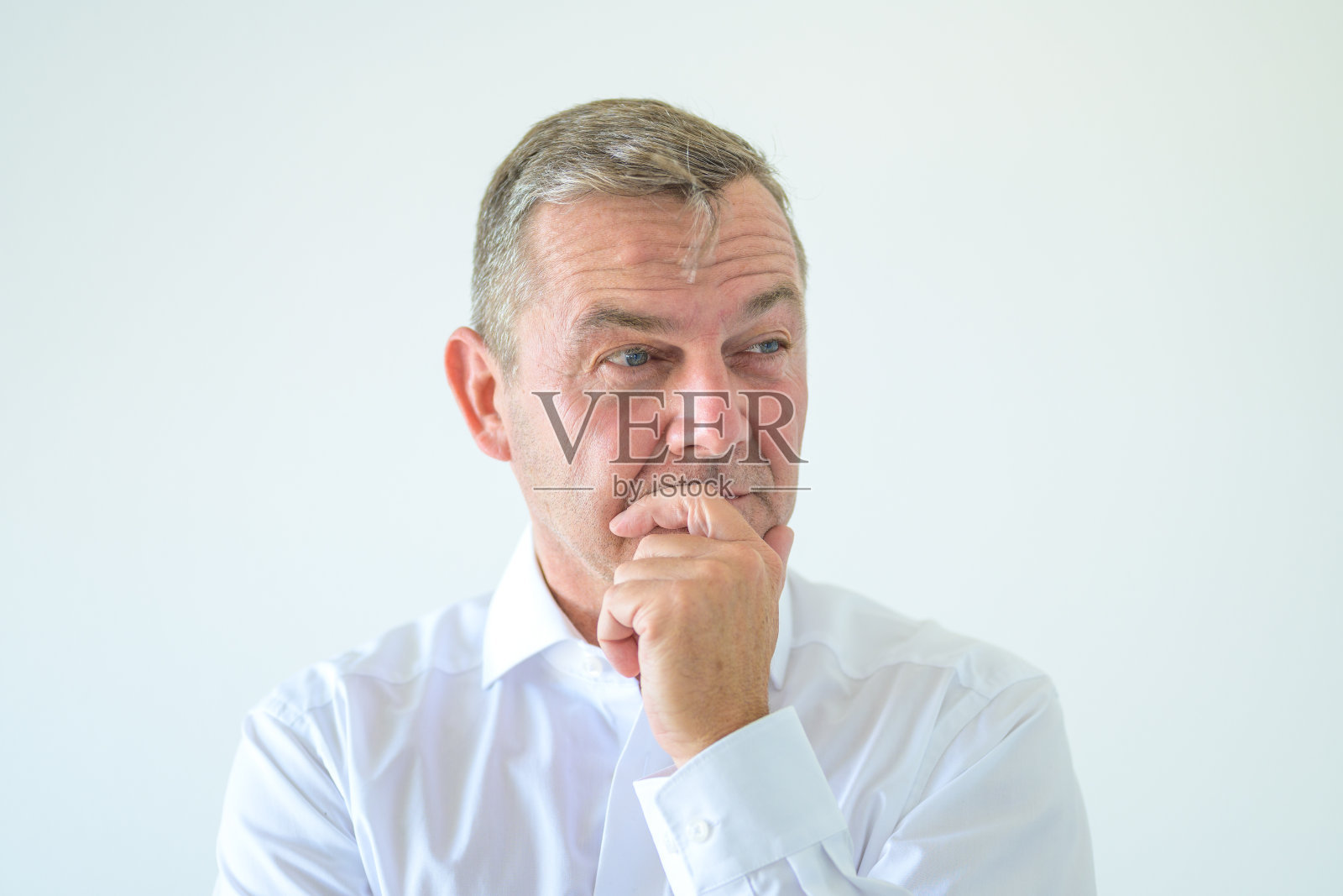 一个深思的中年男人，忧心忡忡的往一边看照片摄影图片