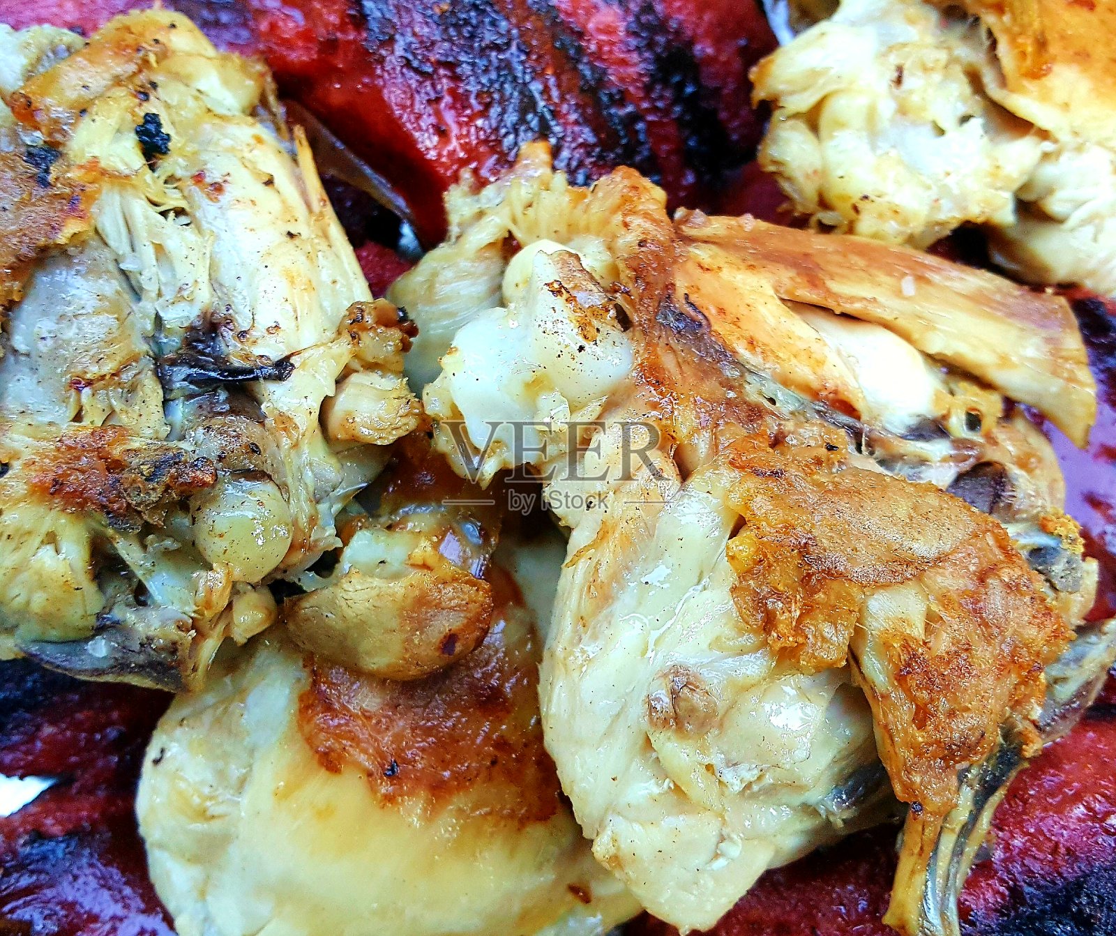 烤鸡腿和香肠照片摄影图片