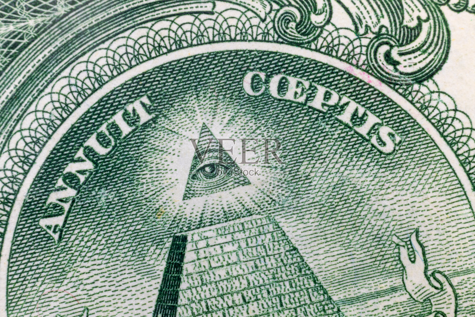 全看的眼睛在美元纸币特写宏观与软焦点上的一个金字塔。照片摄影图片