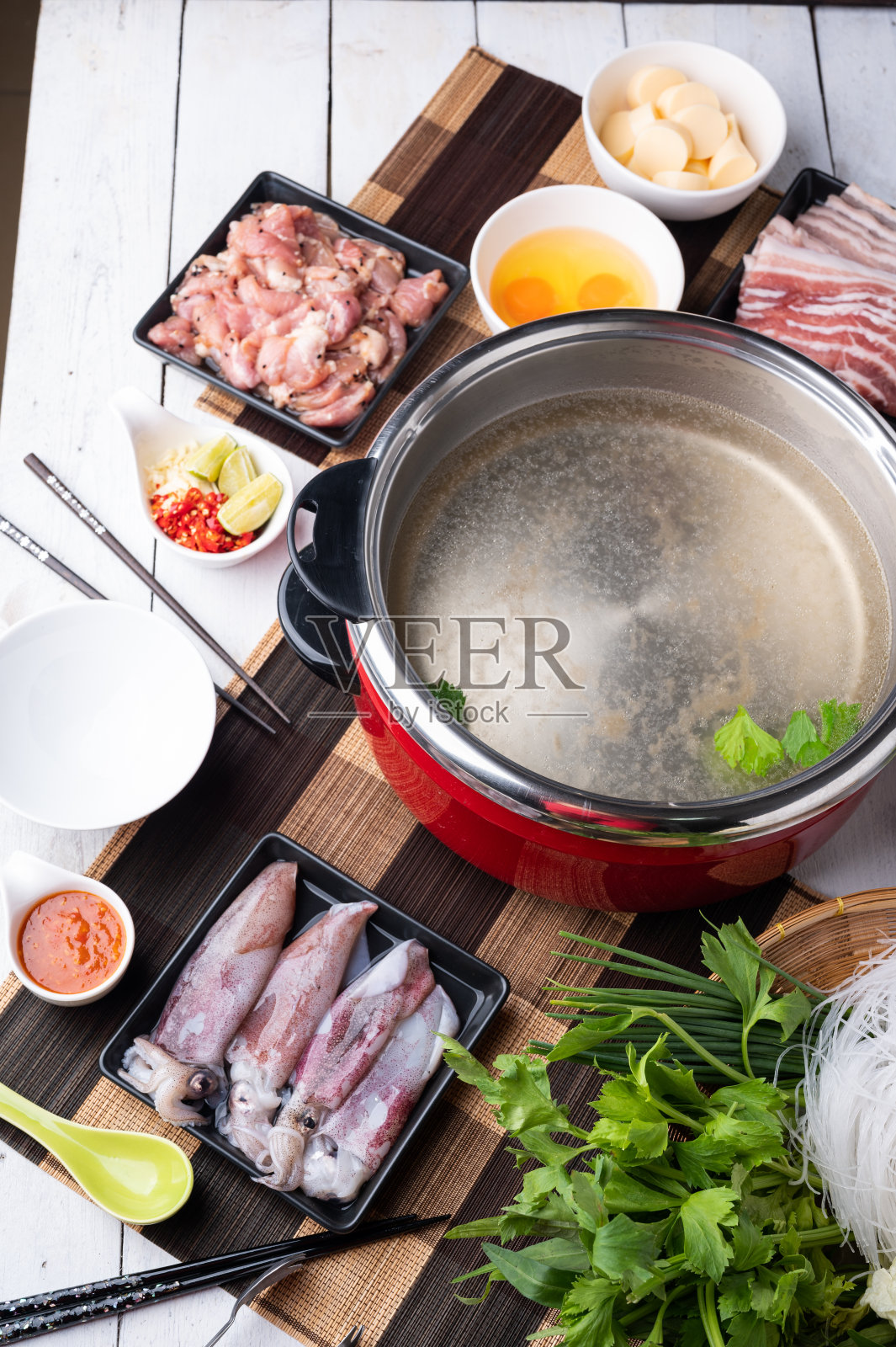 寿喜烧。准备原料，牛肉，鸡蛋，豆腐，蔬菜和绿豆面寿喜烧用火锅。照片摄影图片