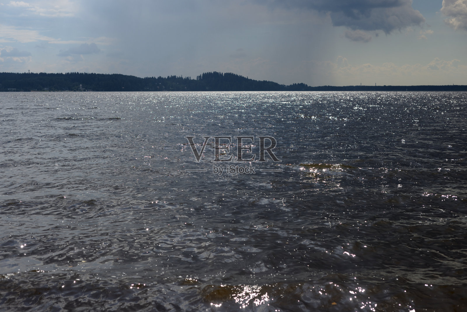 湖在云天。照片摄影图片