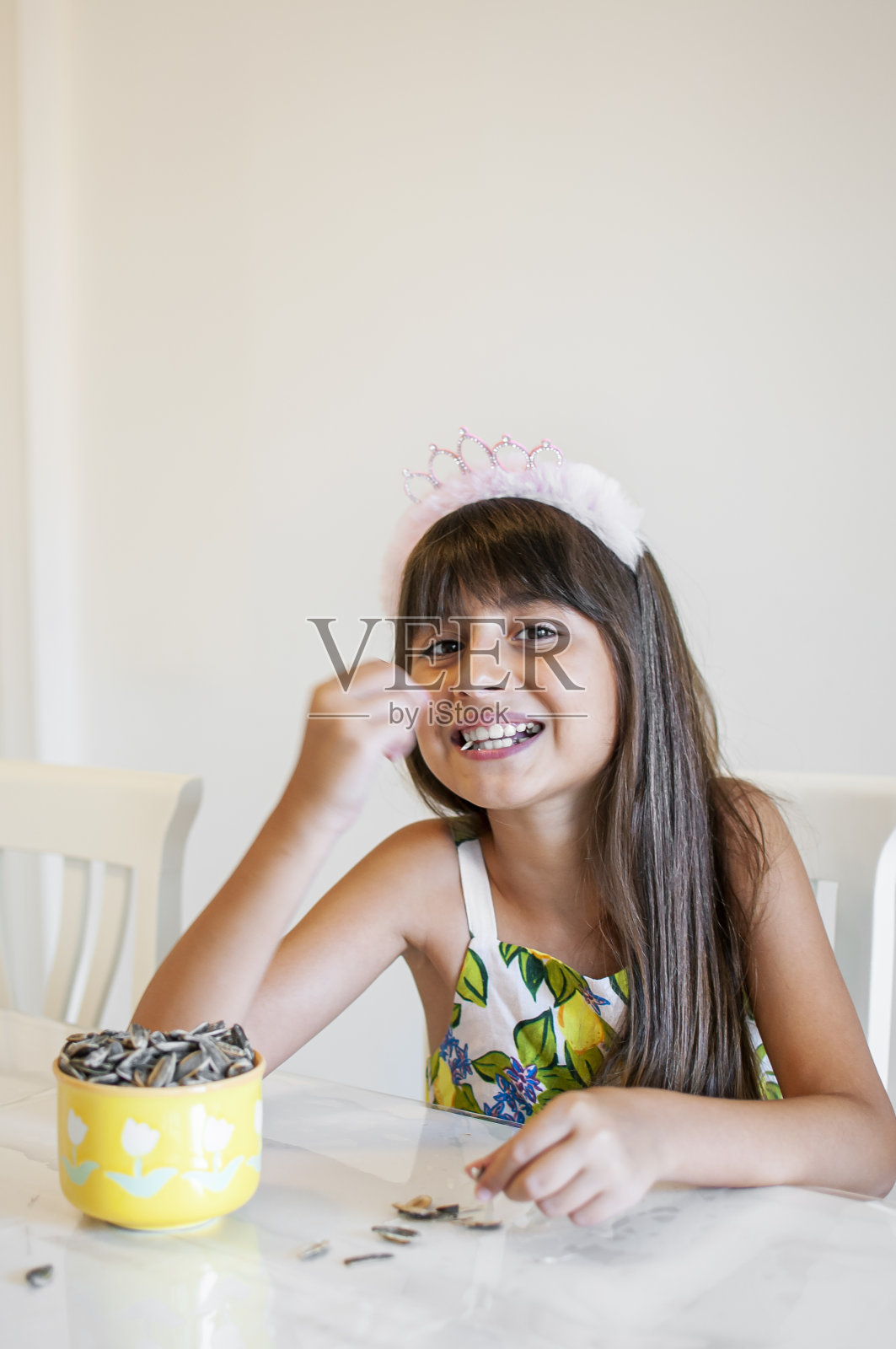 漂亮女孩在吃葵花籽照片摄影图片