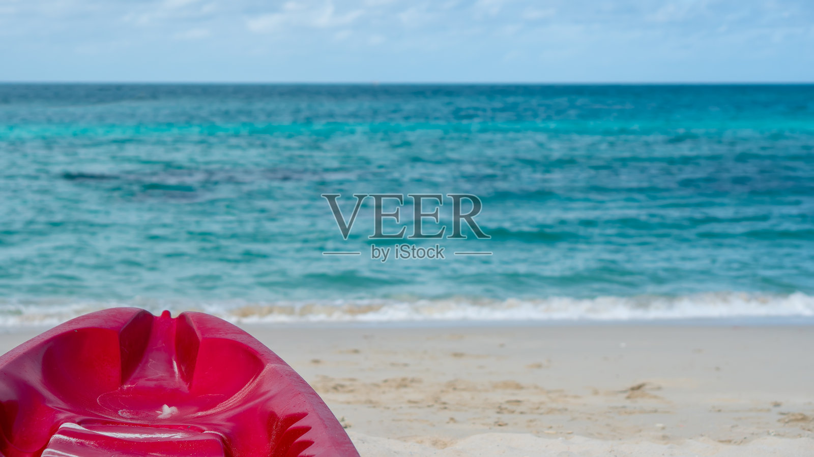 背景美丽的暑假，在白色的干净的沙滩，清澈的海水，颇波与红色皮艇的乐趣活跃活动照片摄影图片