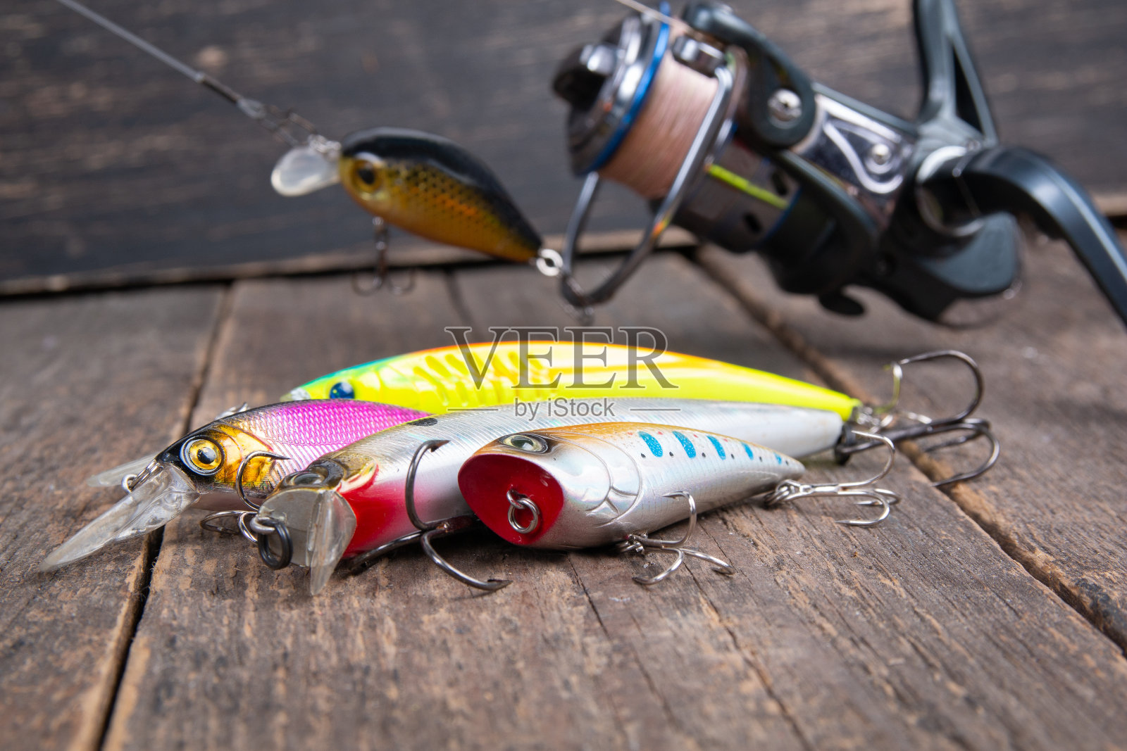 木桌上放着渔网和鱼饵照片摄影图片