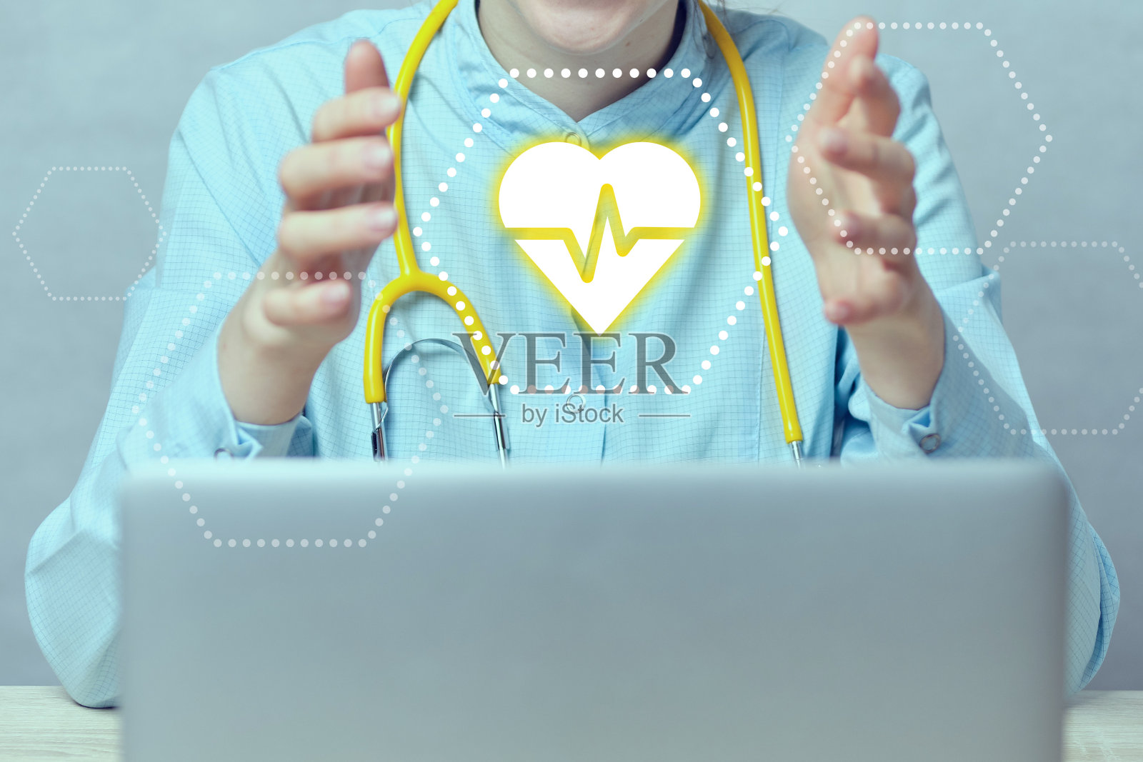 女医生把心脏和脉搏作为一种抽象的保健概念照片摄影图片