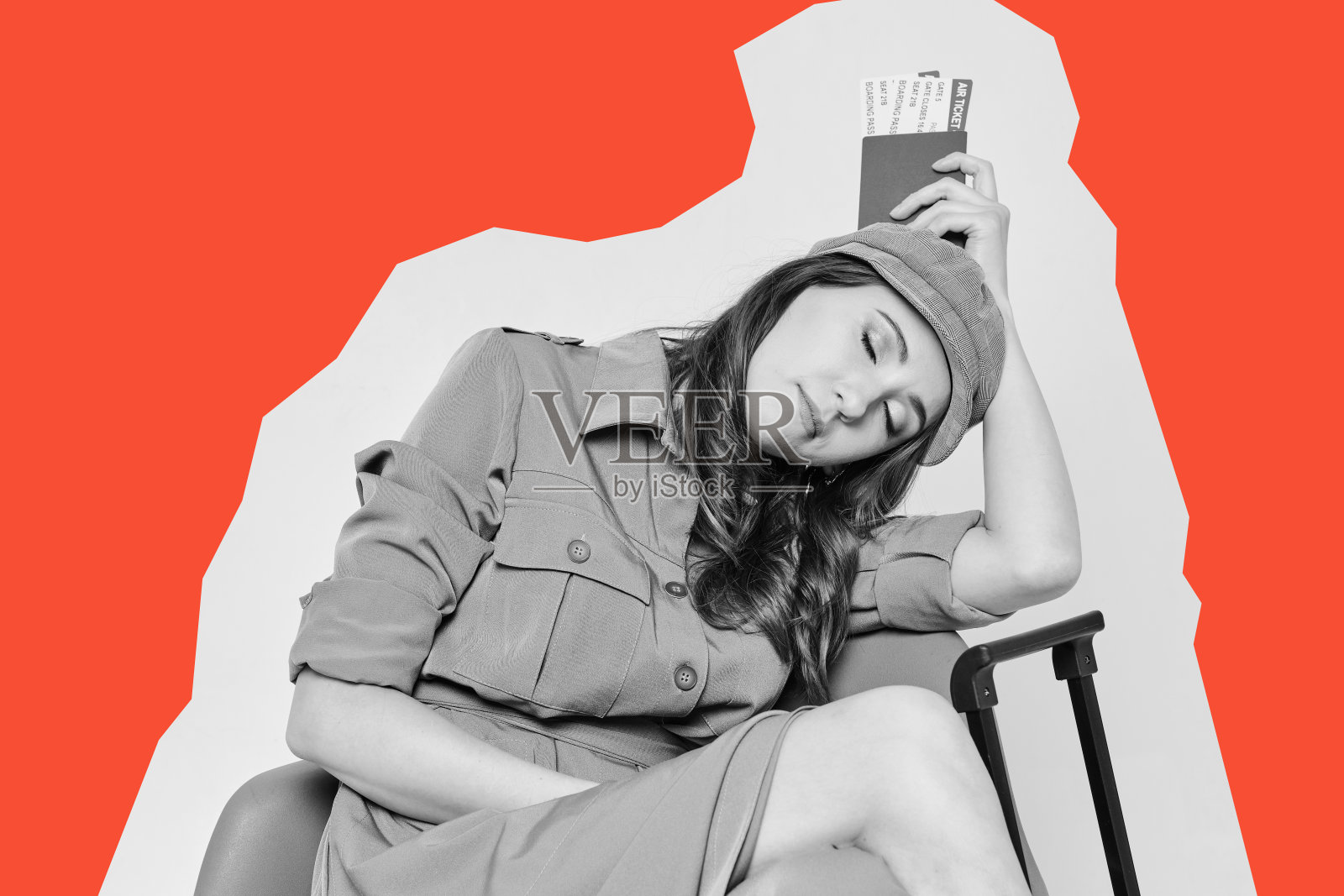 抽象的黑白肖像疲惫的旅行者女孩和红色的笔触照片摄影图片