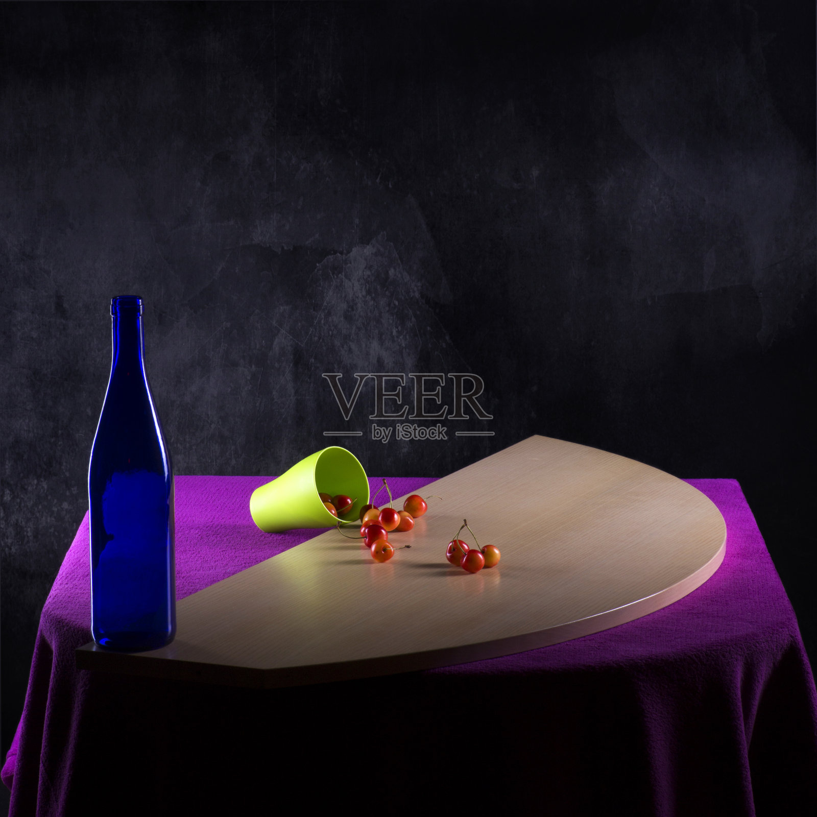 静物画里倒着一杯樱桃照片摄影图片