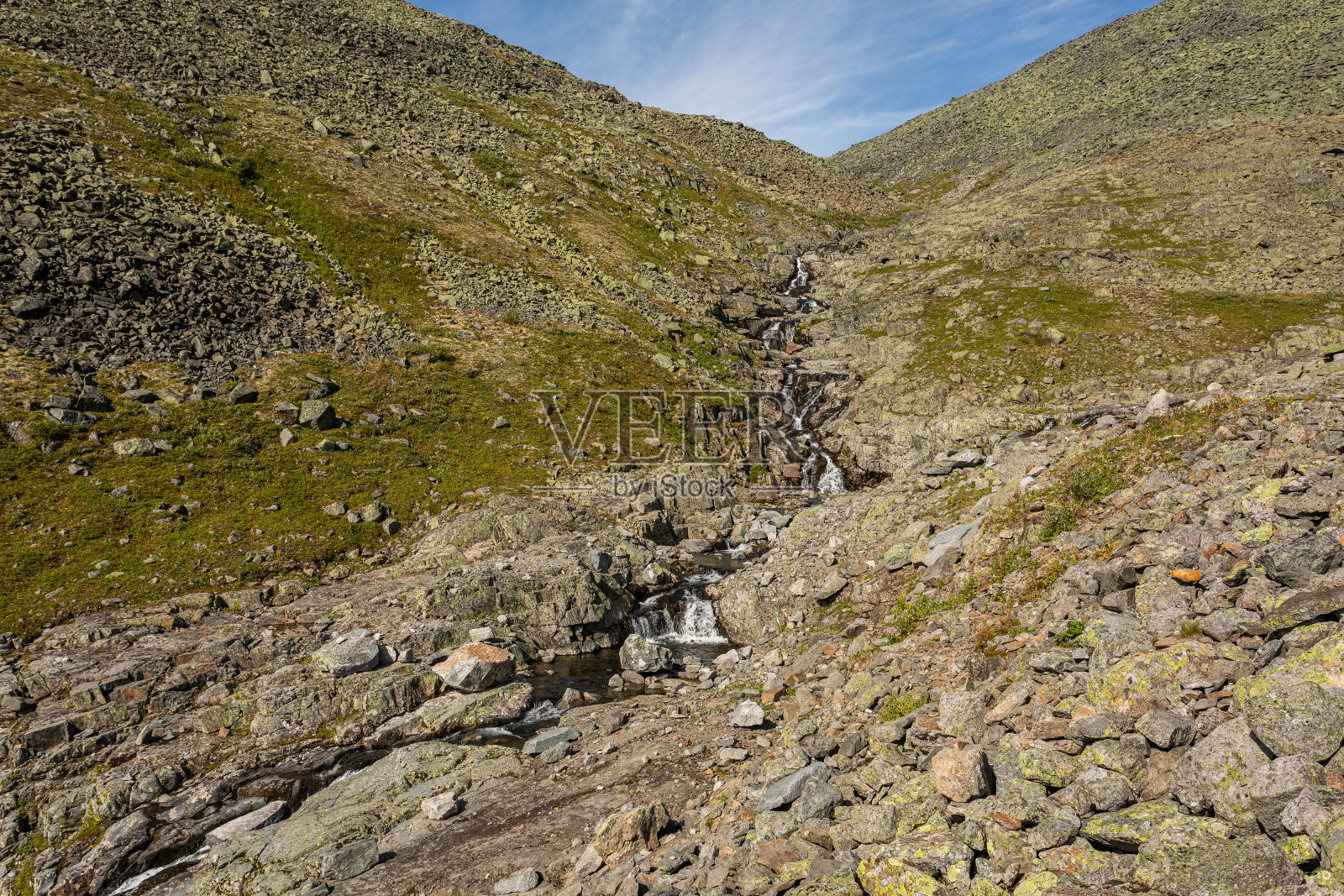 令人惊叹的山景观与彩色无云的天空。旅行和徒步旅行的概念。亚极地乌拉尔山脉。照片摄影图片