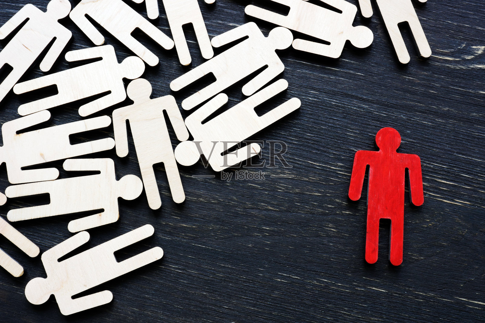 招聘称职人才的员工理念。红色独特的人物和人群。照片摄影图片