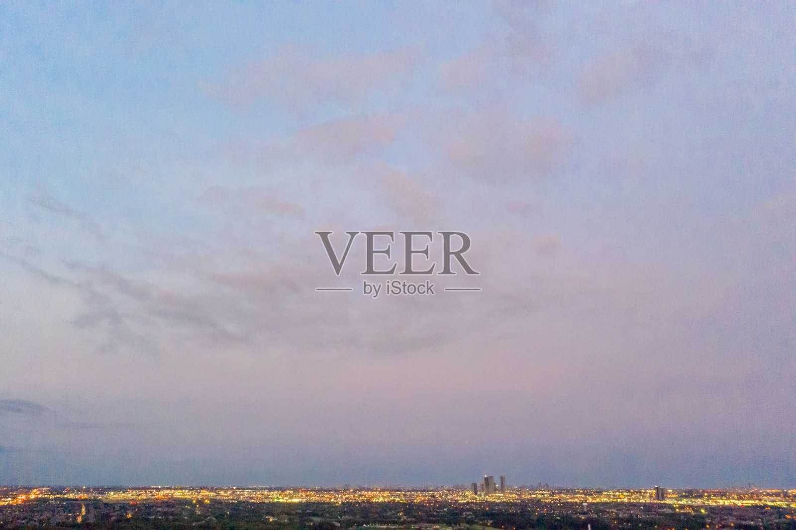 卢瑟福路和伊斯灵顿大街的鸟瞰图，位于Woodbridge的独立复式住宅在沃恩，安大略省，加拿大照片摄影图片