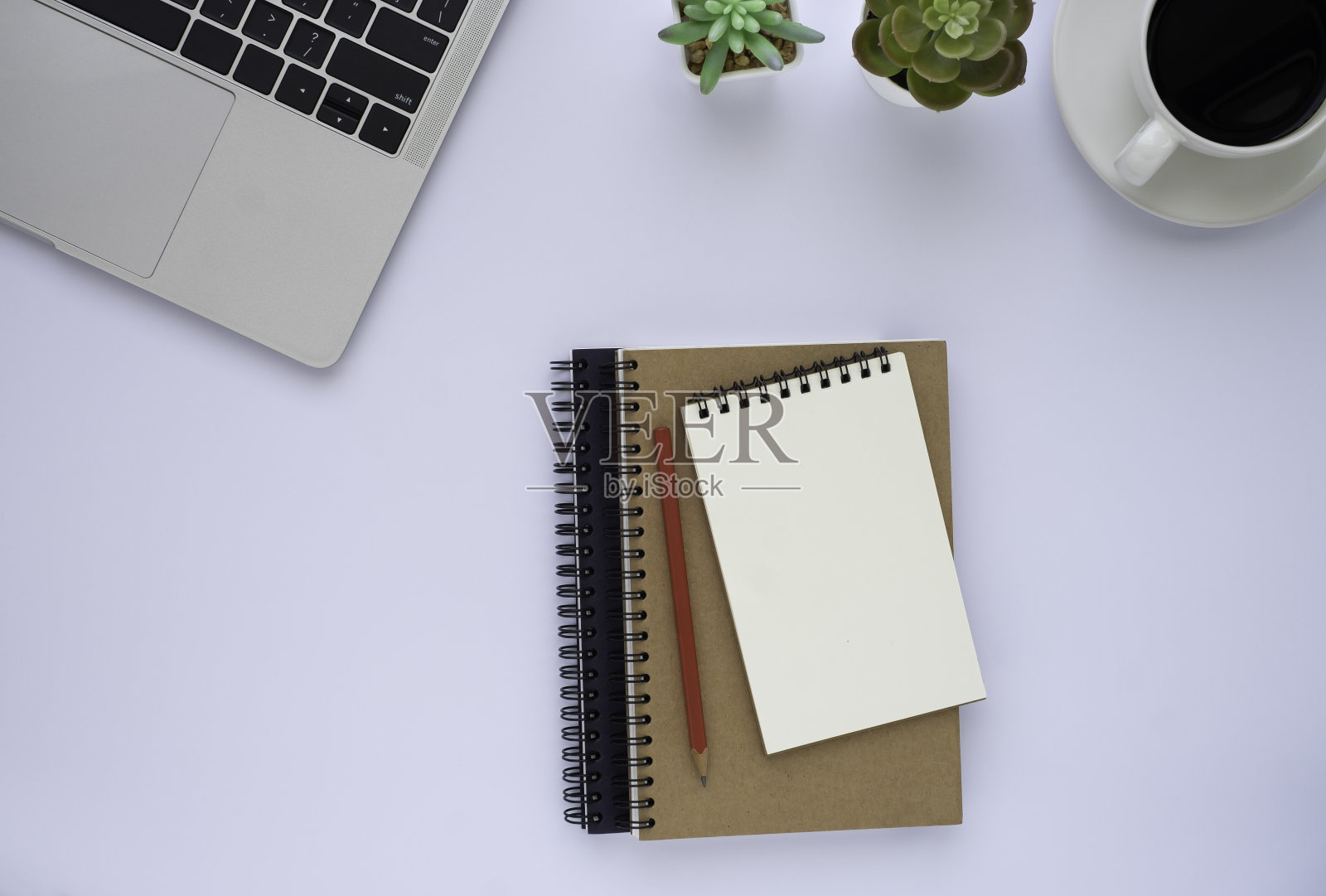 白色办公桌边配有笔记本电脑、笔记本电脑和咖啡杯等配套办公用品。商业和财务概念。工作场所，平躺与空白拷贝空间，俯视图。照片摄影图片