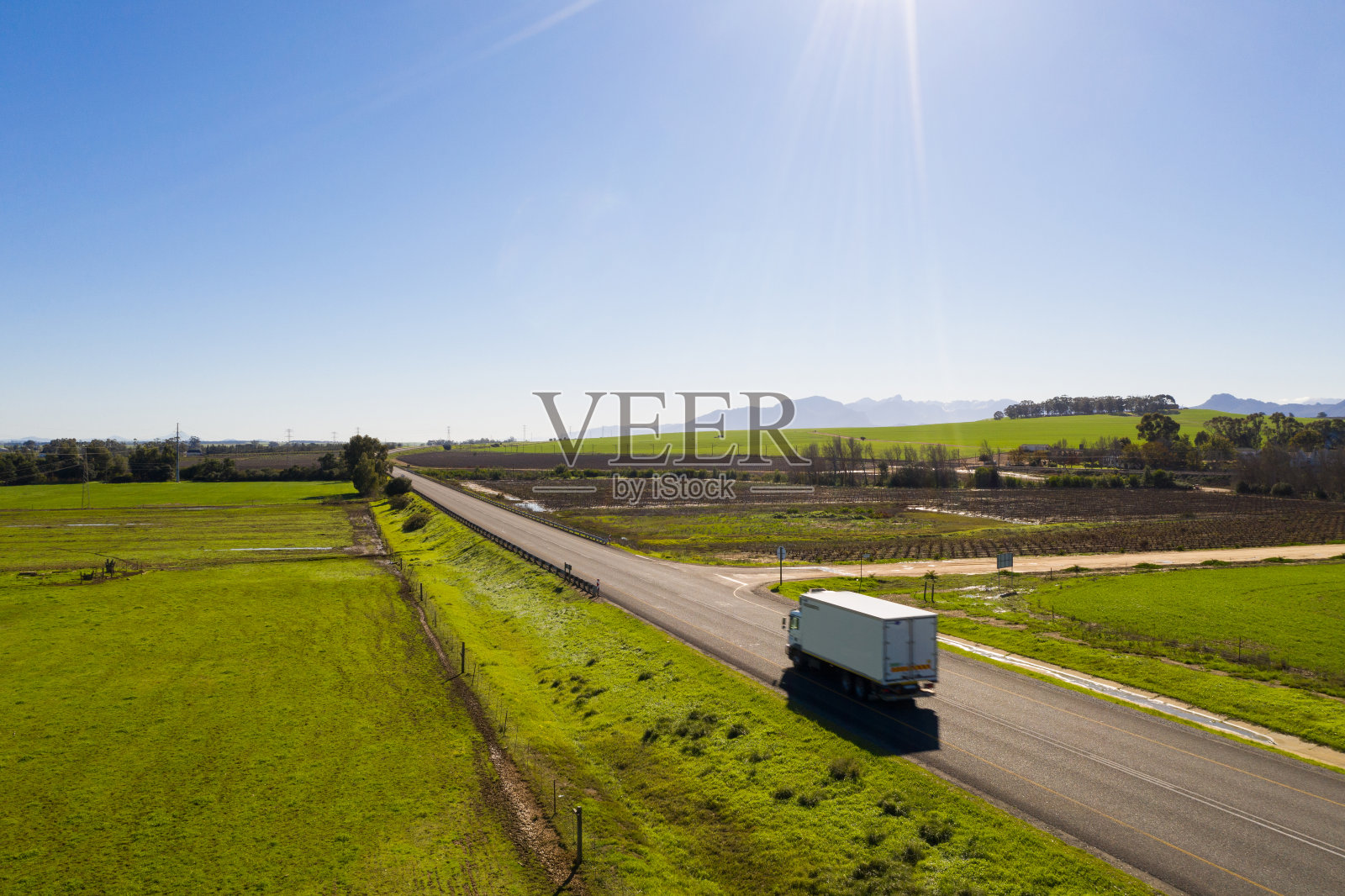 卡车沿着公路行驶穿过农田照片摄影图片