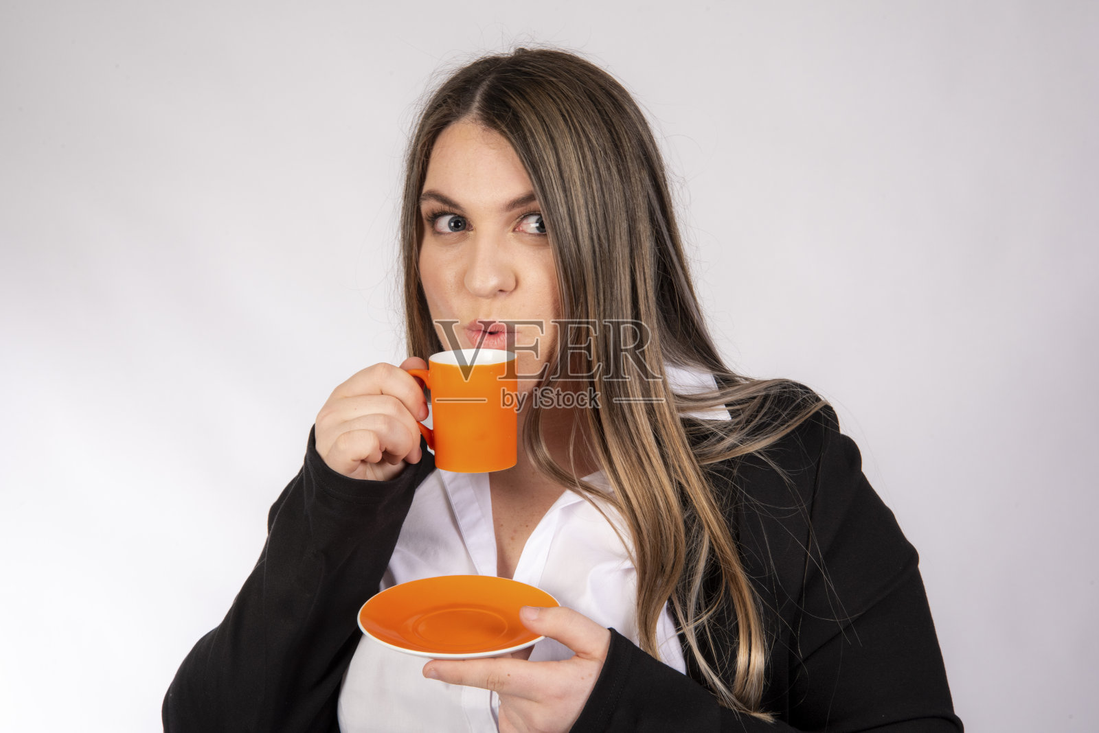 微笑的年轻女士喜欢小咖啡照片摄影图片