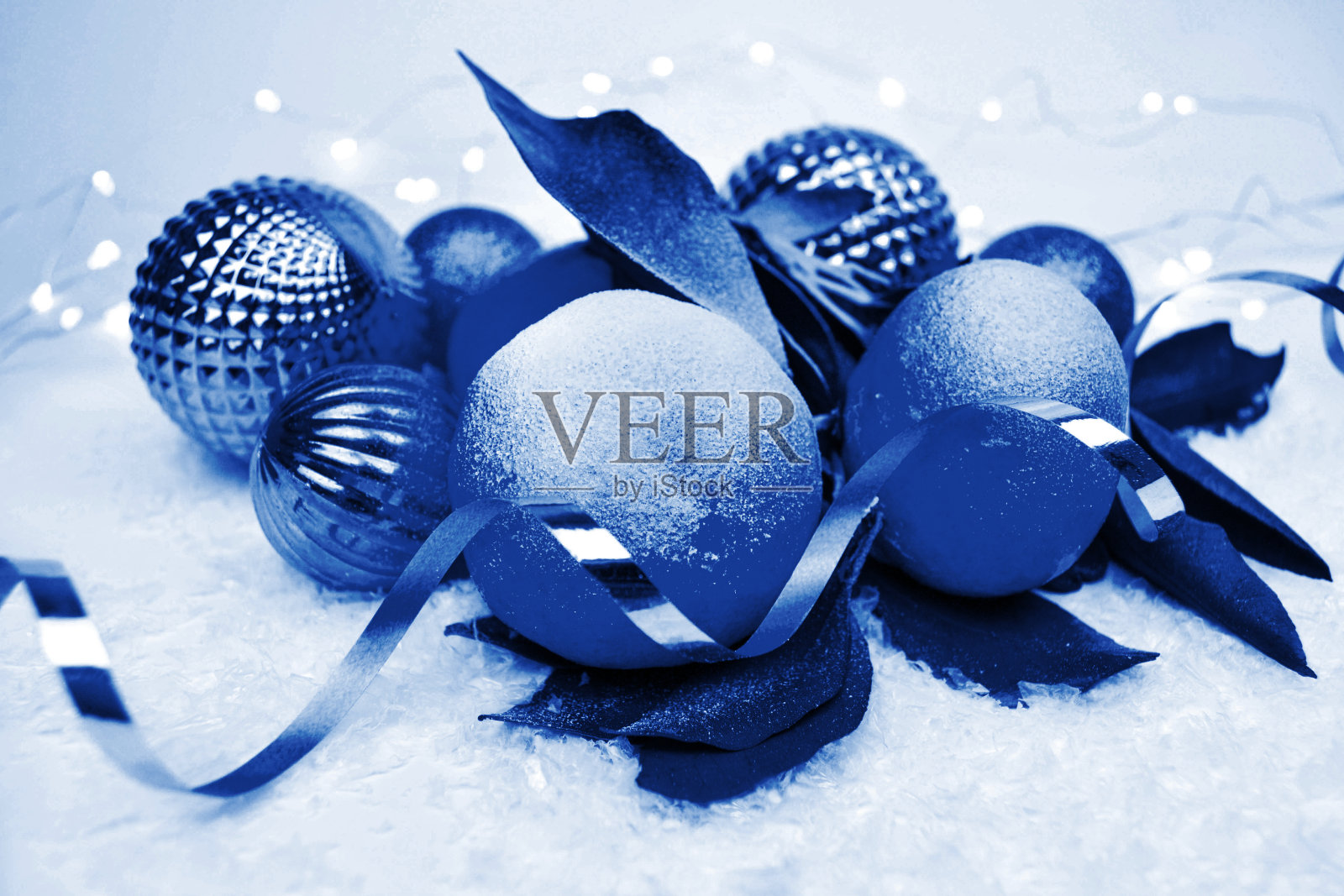 橘子雪，圣诞球，2020年流行的经典蓝色丝带照片摄影图片