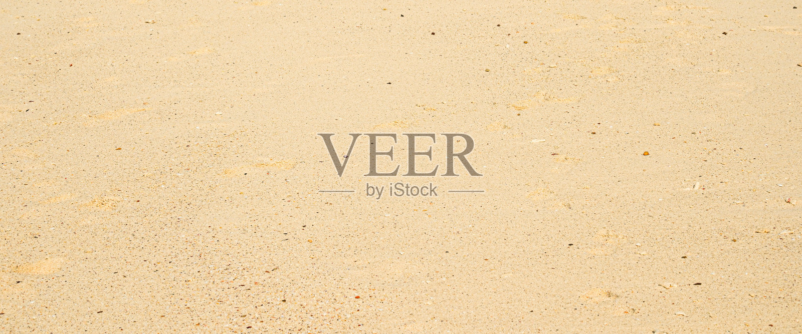 棕色的沙子背景纹理与沙滩上的脚印照片摄影图片