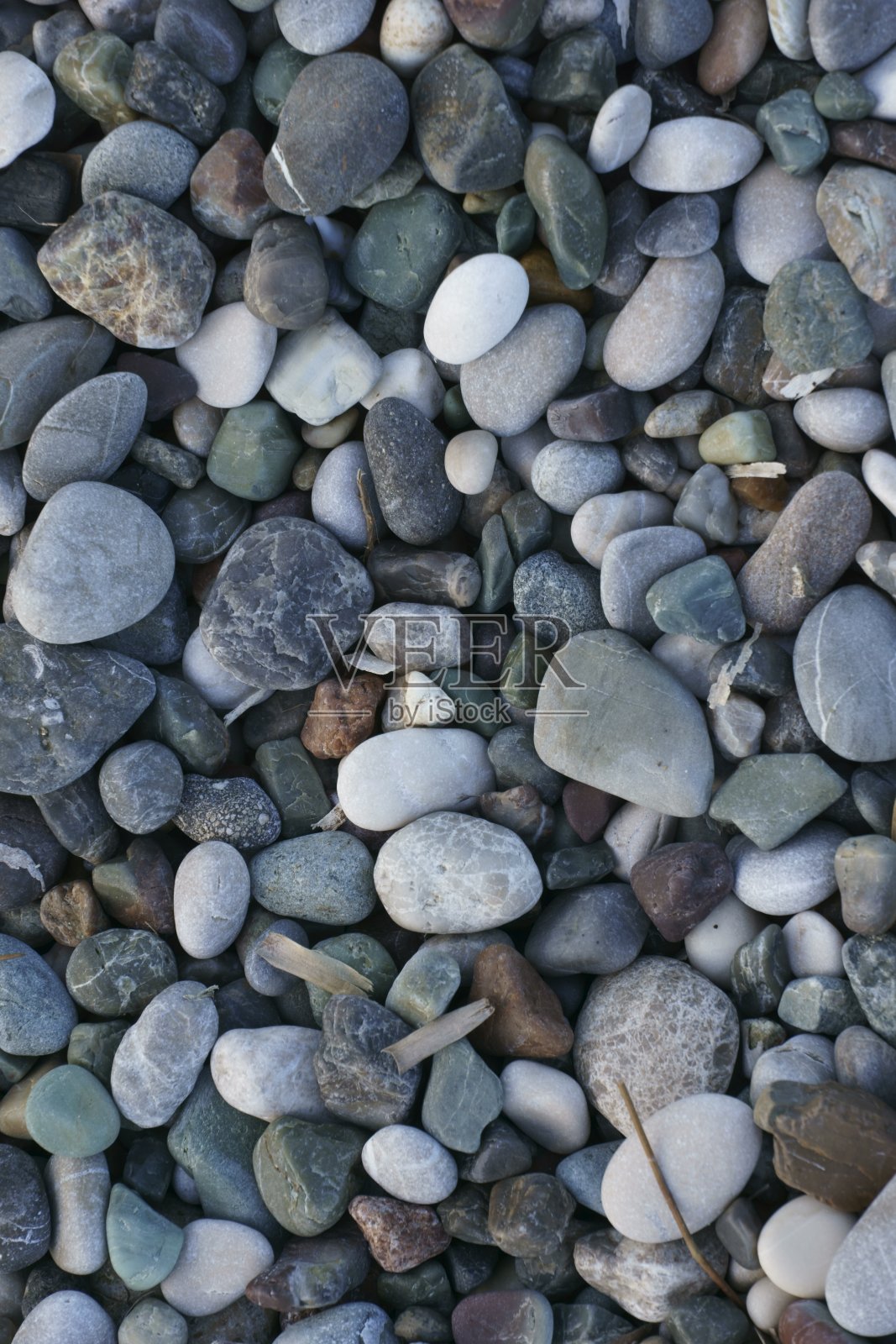 海滩上五颜六色的小石头的特写照片摄影图片
