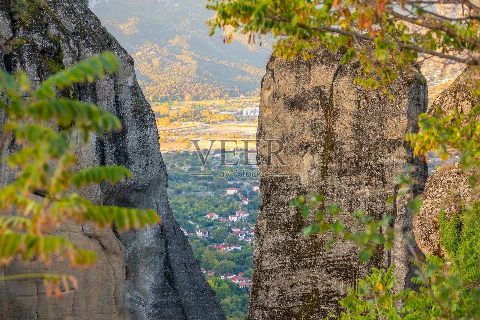 卡兰巴卡村岩石之间的景色照片摄影图片