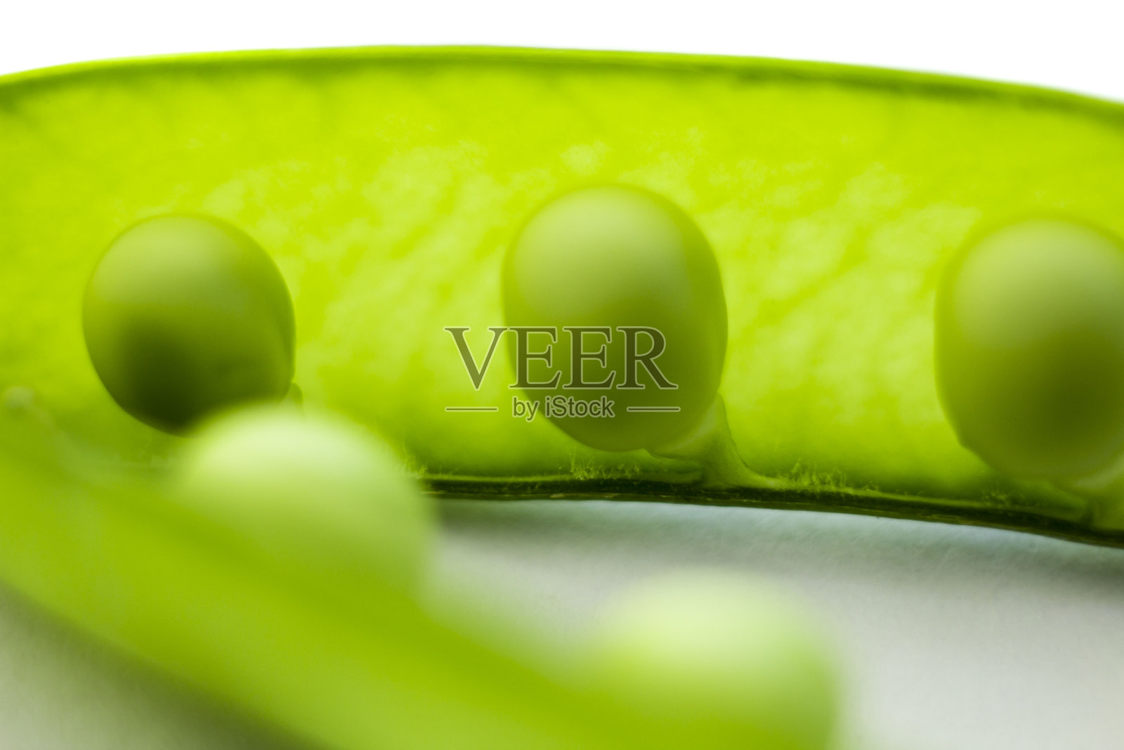 新鲜的绿色豌豆在白色的背景，微距摄影照片摄影图片