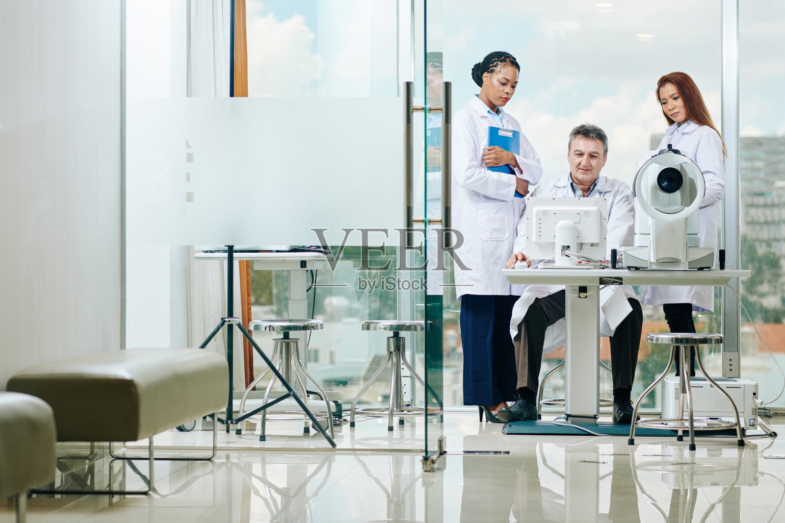 眼科医生讨论诊断照片摄影图片