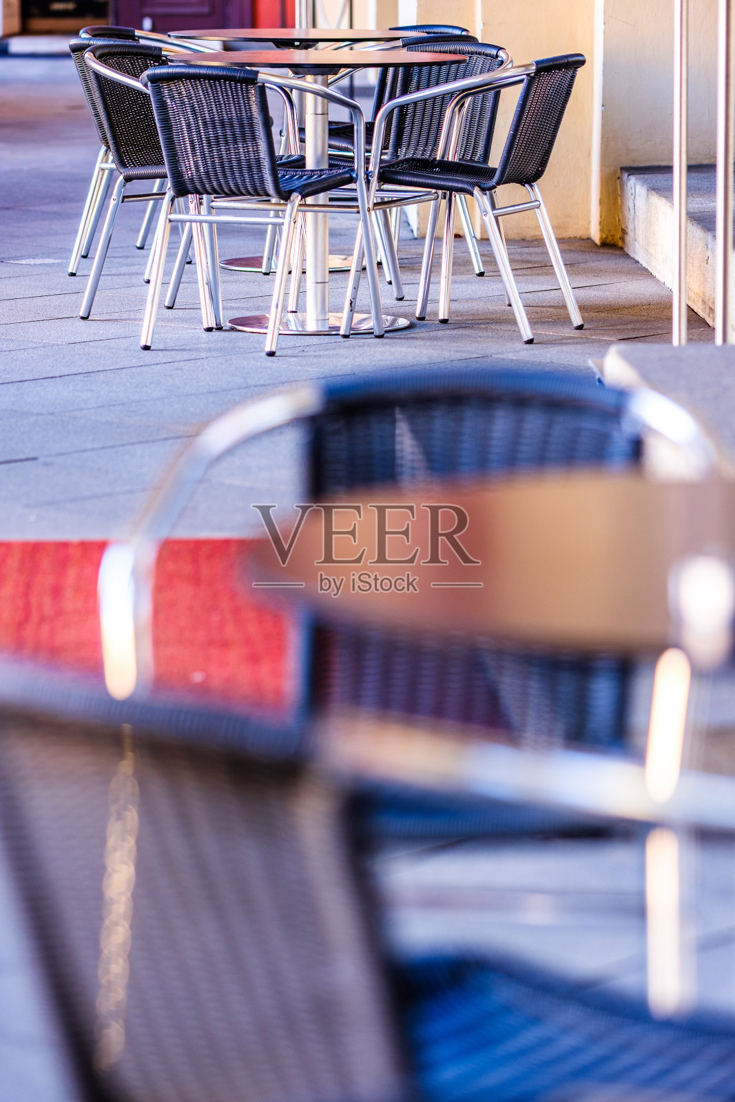 路边咖啡店的照片摄影图片